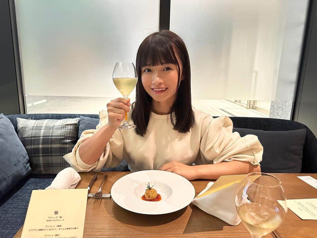 百川晴香のインスタグラム：「Bulls Tokyoさんにお母さんとコース料理食べに行ってきました〜👏✨  お店の雰囲気がほんっと〜に良くてとろけそうでした🥹 店員さんも紳士で優しくて本当に丁寧て…！  そして、お料理に合わせてワインを提供してくださり最初は軽めの白ワインからメインに合わせて赤ワインに濃いめになったり…楽しくて美味しくて幸せの時間でした🍷💕  他のお客さんともテーブルの間隔が広いので、プライベートな空間でお母さんともゆっくり話せてよかった✨  #PR #BullsTokyo #大手町グルメ #大手町ディナー #東京グルメ #東京フレンチ」