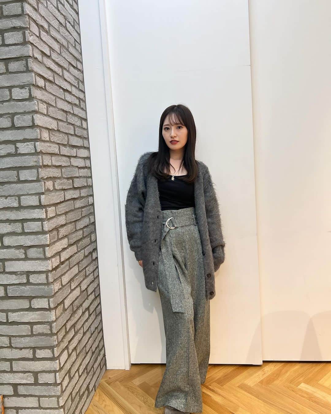 伊藤彩華のインスタグラム：「昨日の🩶🐨  もふもふニットカーデとボトムスは @naturalbeautybasic_official   @mai_suzumoto さんが撮ってくれた🫶🏻  #スターダスト #伊藤彩華 #naturalbeautybasic #ナチュラルビューティーベーシック #ファッション #fashion #秋コーデ #ニット #グレーコーデ」
