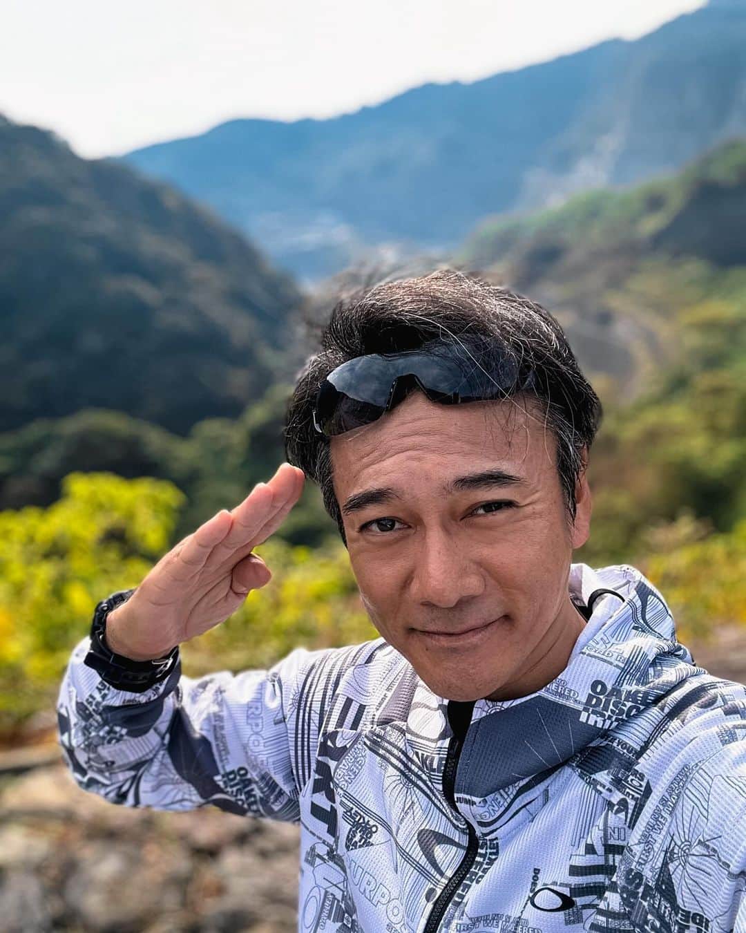 元木行哉さんのインスタグラム写真 - (元木行哉Instagram)「⁡ どこの山登ってるんだ？って思うでしょ？ いえいえ、ウチから車だと10分ぐらいのすぐそばなのですよー🤭 ⁡ ところで3枚目の写真。 この花はなんて花でしょ。 鮮やかな赤で見事でした。 やっと秋、ですかね。 ⁡ #秋の気配  #山口県  #下松市  #トレーニング  #元木行哉」10月26日 21時02分 - ikuya_motoki