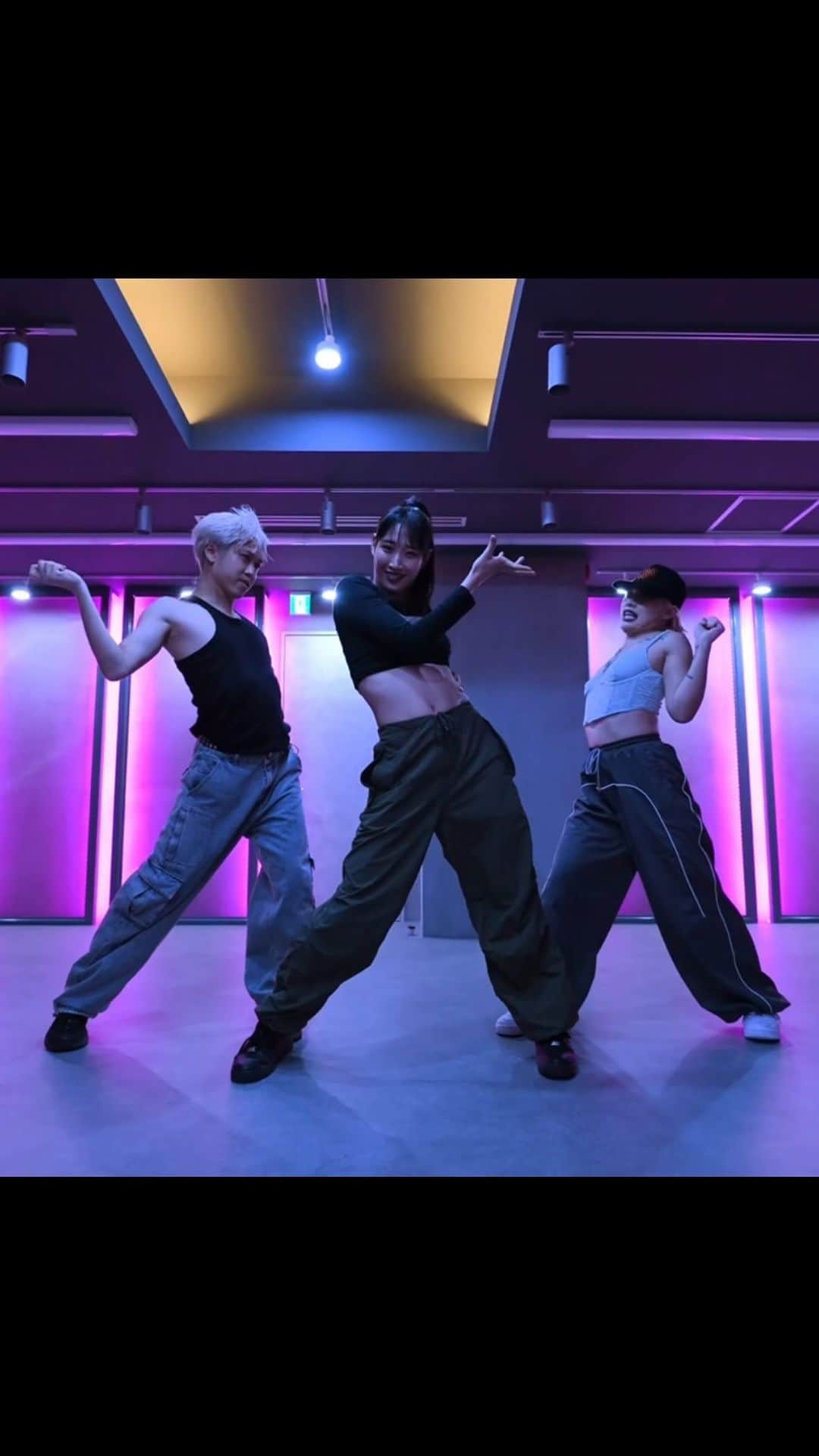 花岡なつみのインスタグラム：「❤︎❤︎❤︎  Baddie / @ivestarship  choreo by @natsumi_hanaoka   dance with @naoto_kitamura 🐱💕 @i___lena 🦋💕  大好きな2人が踊ってくれたよ☺️💟 幸せ時間だったなあ💖💖  #初心者WSでやった振り  #曲早くて難しくなっちゃった  #来月はもっと踊りやすいのにするね🙂  #baddie#ive#dance#jazzfunk#choreo#choreography」