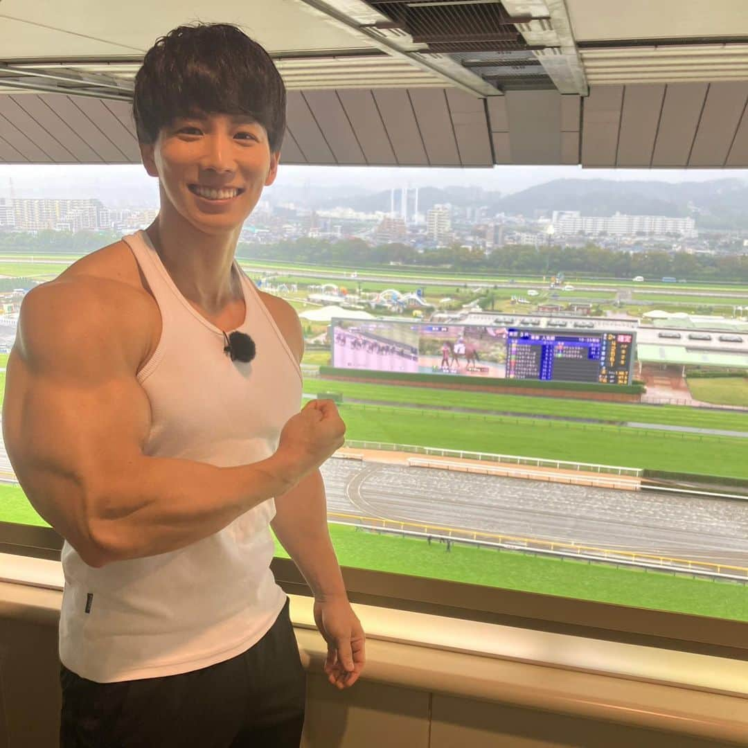 横川尚隆さんのインスタグラム写真 - (横川尚隆Instagram)「競馬の番組ださせていただいて、パドックみたり本気で予想したりしてめちゃくちゃ楽しくてその後プライベートで競馬いってしまった。。ごっそり💰持っていかれてしまったんだけどさ、やばいハマってしまいそう。 こりゃ借金増えるでええええ　地獄へダイブ男はこれでいい ⁡ ⁡ #横川くんの筋肉ちゃんねる#THEBUILD#bodybuilding#ボディビル#training#workout #トレーニング#ワークアウト#筋トレ#fitness#フィットネス#筋肉 #腹筋#physique#フィジーク」10月26日 20時54分 - yokokawa_naotaka