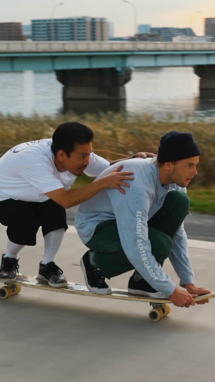レッドブルのインスタグラム：「こんなスケボー見たことある？可能性は無限大🔥 @fesnofficial   マダース・アプスが世界中を旅して、ローカルスケーター達と交流する映像作品「Skate Tales」 映像本編はRed Bull TVからチェック👀✔️  #レッドブル #翼をさずける #スケボー #skateboard」
