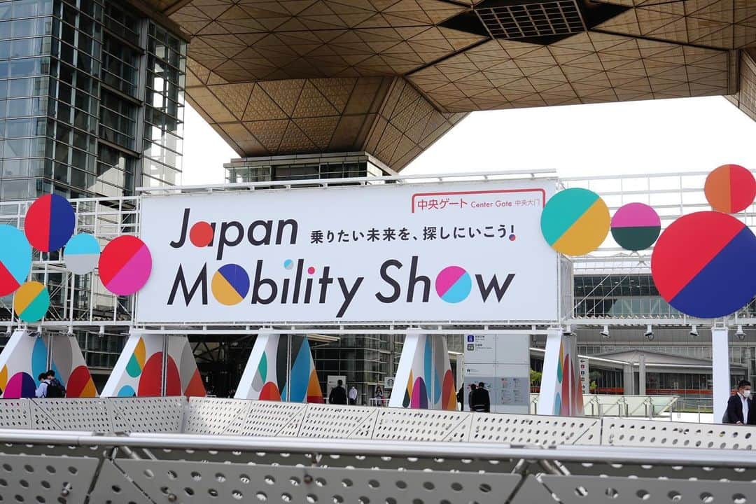 おもちゃんねるんのインスタグラム：「JMS ジャパンモビリティショー プレスデー行ってきました！  僕のメインはトミカ購入だったんですが 次世代のコンセプトカーやバイクが多数展示されていて 見応えのある内容になってました！  開催期間行かれる方は是非楽しんで来てください！  #旧東京モーターショー #JMS #ジャパンモビリティショー  #ジャパンモビリティショー2023  #トミカ」