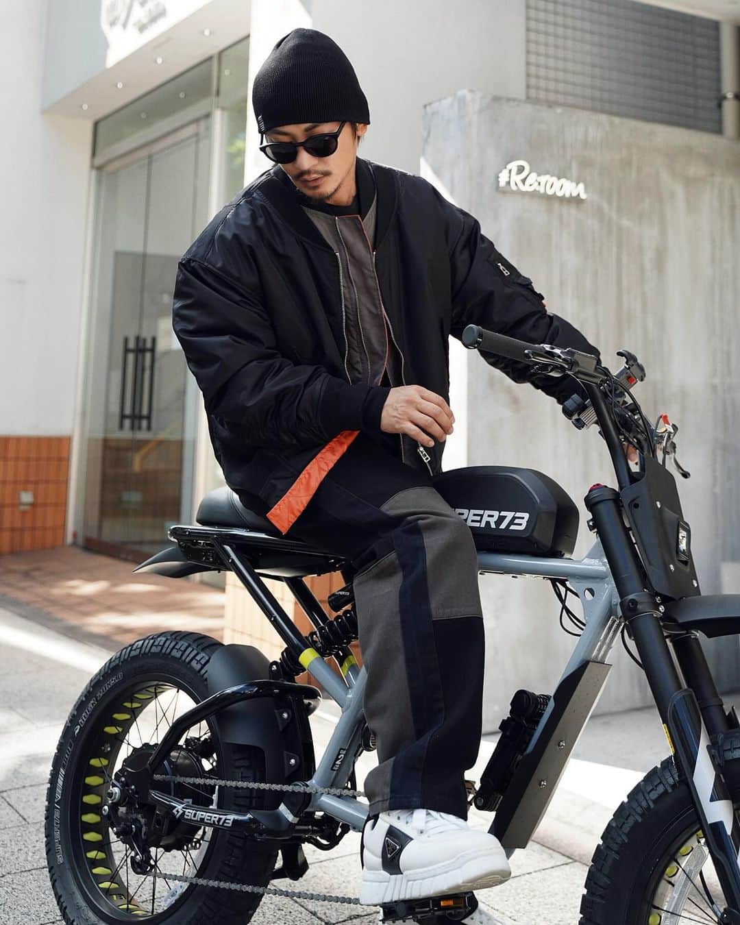 北岡伸多朗さんのインスタグラム写真 - (北岡伸多朗Instagram)「. めっちゃかっこいいフロントがレイヤードになってるMA-1と、大人気だった切り替えデニムのチノVer.が出るよ😆  このMA-1、見た通りフロントと襟元が重ね着してる風に見えるんですが実は肩で縫われてます✨内側のレイヤー部分はそれぞれカラーを変えててめっちゃおしゃれ👍🏽 裏地はMA-1ならではのオレンジに😘  パンツは明日発売で、MA-1は月曜日発売‼️‼️‼️ よろしくお願いしまーす🙏🏽  @reroom_tokyo  11月3.4.5は福岡でポップアップです❤️‍🔥❤️‍🔥❤️‍🔥❤️‍🔥 勝手ながら個人的に空前のチーズケーキブームでして、 おいしいお店あるかな？😊空いた時間にケーキ食べに行きたい😂😂😂」10月26日 20時57分 - shintaro_kitaoka