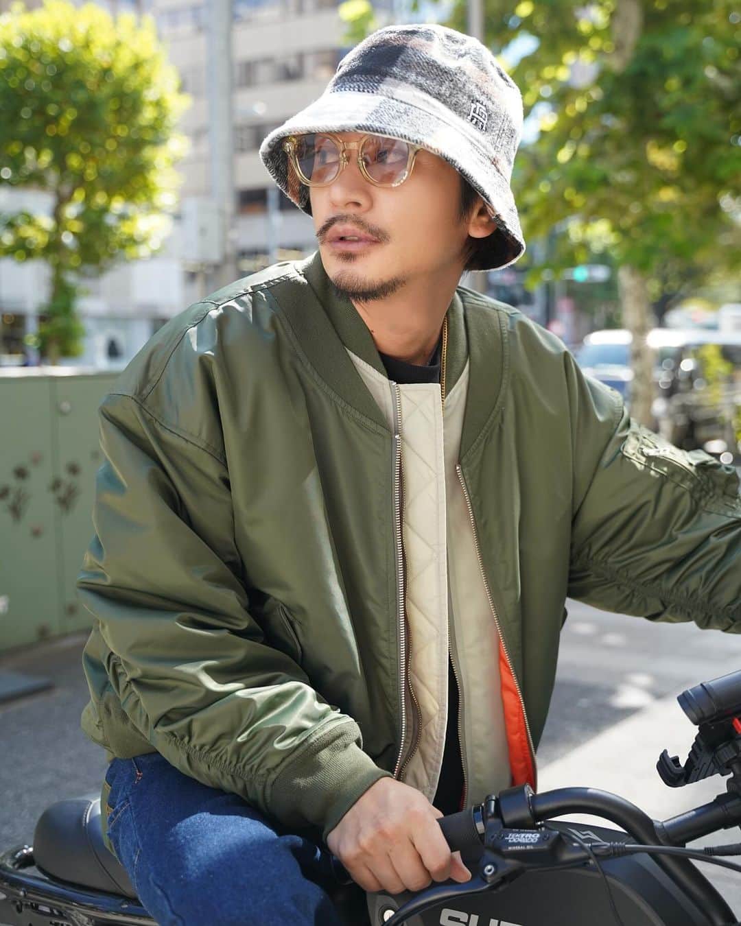 北岡伸多朗さんのインスタグラム写真 - (北岡伸多朗Instagram)「. めっちゃかっこいいフロントがレイヤードになってるMA-1と、大人気だった切り替えデニムのチノVer.が出るよ😆  このMA-1、見た通りフロントと襟元が重ね着してる風に見えるんですが実は肩で縫われてます✨内側のレイヤー部分はそれぞれカラーを変えててめっちゃおしゃれ👍🏽 裏地はMA-1ならではのオレンジに😘  パンツは明日発売で、MA-1は月曜日発売‼️‼️‼️ よろしくお願いしまーす🙏🏽  @reroom_tokyo  11月3.4.5は福岡でポップアップです❤️‍🔥❤️‍🔥❤️‍🔥❤️‍🔥 勝手ながら個人的に空前のチーズケーキブームでして、 おいしいお店あるかな？😊空いた時間にケーキ食べに行きたい😂😂😂」10月26日 20時57分 - shintaro_kitaoka