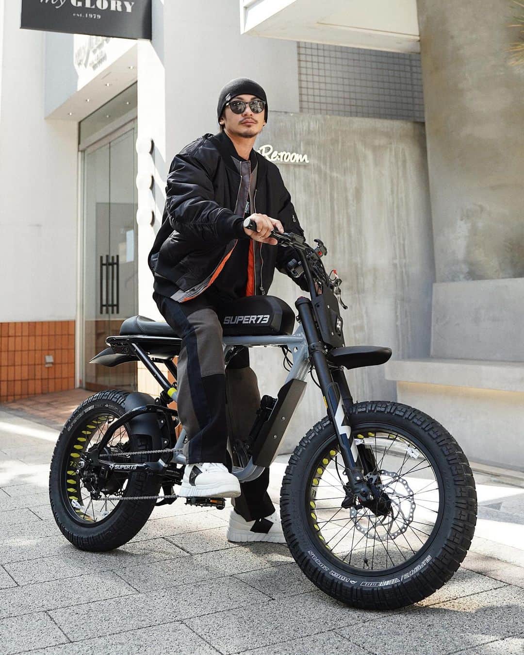 北岡伸多朗さんのインスタグラム写真 - (北岡伸多朗Instagram)「. めっちゃかっこいいフロントがレイヤードになってるMA-1と、大人気だった切り替えデニムのチノVer.が出るよ😆  このMA-1、見た通りフロントと襟元が重ね着してる風に見えるんですが実は肩で縫われてます✨内側のレイヤー部分はそれぞれカラーを変えててめっちゃおしゃれ👍🏽 裏地はMA-1ならではのオレンジに😘  パンツは明日発売で、MA-1は月曜日発売‼️‼️‼️ よろしくお願いしまーす🙏🏽  @reroom_tokyo  11月3.4.5は福岡でポップアップです❤️‍🔥❤️‍🔥❤️‍🔥❤️‍🔥 勝手ながら個人的に空前のチーズケーキブームでして、 おいしいお店あるかな？😊空いた時間にケーキ食べに行きたい😂😂😂」10月26日 20時57分 - shintaro_kitaoka