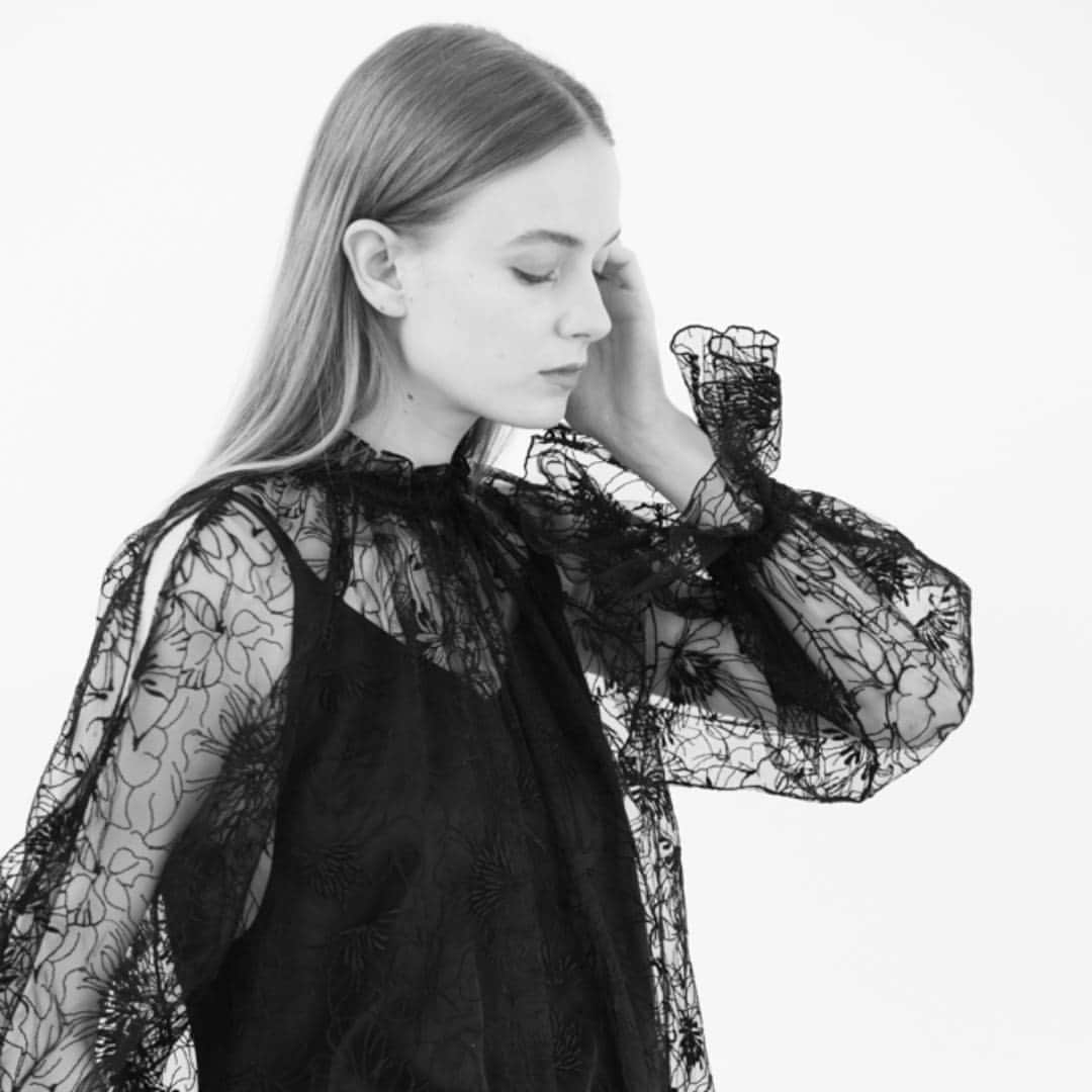 ANAYIさんのインスタグラム写真 - (ANAYIInstagram)「essence of ANAYI Winter Collection 2023  11月2日（木）に、OFFICIAL ONLINE STOREにて特集ページが公開。 11月3日（金）より、一部店舗限定で販売スタート。  「dualité」  シンプルモダンスタイルの中にセンシュアルさをプラス。 繊細なディテールが施されたオールインワンやキャミソールドレス。 ゆとりのあるボリューム感を纏うことで女性らしさが際立つエレガントなコートが揃います。  《展開店舗》  ANAYI LA PLACE 横浜高島屋 日本橋高島屋 博多阪急 大阪高島屋  ANAYI 新宿伊勢丹  essence of ANAYI 池袋西武 銀座松屋 梅田阪急 京都高島屋  essence of ANAYI TOKYO 東京ミッドタウン  店頭にてぜひお試しください。  #ANAYI #アナイ」10月26日 20時57分 - anayi_official
