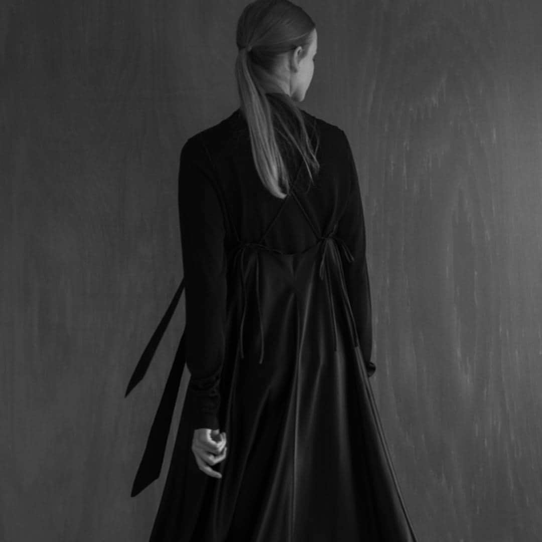 ANAYIさんのインスタグラム写真 - (ANAYIInstagram)「essence of ANAYI Winter Collection 2023  11月2日（木）に、OFFICIAL ONLINE STOREにて特集ページが公開。 11月3日（金）より、一部店舗限定で販売スタート。  「dualité」  シンプルモダンスタイルの中にセンシュアルさをプラス。 繊細なディテールが施されたオールインワンやキャミソールドレス。 ゆとりのあるボリューム感を纏うことで女性らしさが際立つエレガントなコートが揃います。  《展開店舗》  ANAYI LA PLACE 横浜高島屋 日本橋高島屋 博多阪急 大阪高島屋  ANAYI 新宿伊勢丹  essence of ANAYI 池袋西武 銀座松屋 梅田阪急 京都高島屋  essence of ANAYI TOKYO 東京ミッドタウン  店頭にてぜひお試しください。  #ANAYI #アナイ」10月26日 20時57分 - anayi_official