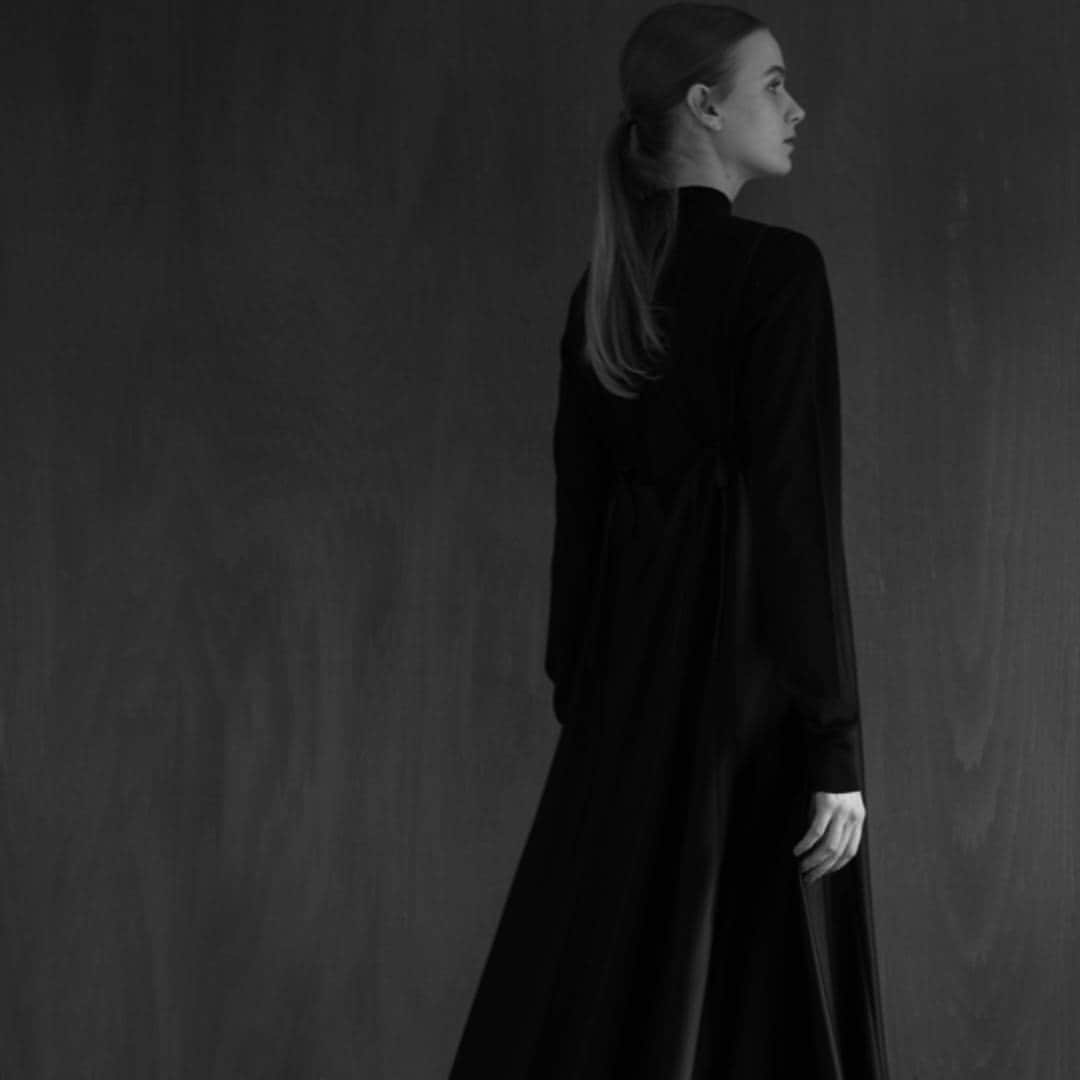 ANAYIさんのインスタグラム写真 - (ANAYIInstagram)「essence of ANAYI Winter Collection 2023  11月2日（木）に、OFFICIAL ONLINE STOREにて特集ページが公開。 11月3日（金）より、一部店舗限定で販売スタート。  「dualité」  シンプルモダンスタイルの中にセンシュアルさをプラス。 繊細なディテールが施されたオールインワンやキャミソールドレス。 ゆとりのあるボリューム感を纏うことで女性らしさが際立つエレガントなコートが揃います。  《展開店舗》  ANAYI LA PLACE 横浜高島屋 日本橋高島屋 博多阪急 大阪高島屋  ANAYI 新宿伊勢丹  essence of ANAYI 池袋西武 銀座松屋 梅田阪急 京都高島屋  essence of ANAYI TOKYO 東京ミッドタウン  店頭にてぜひお試しください。  #ANAYI #アナイ」10月26日 20時57分 - anayi_official