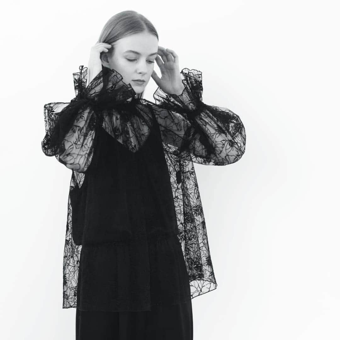 ANAYIさんのインスタグラム写真 - (ANAYIInstagram)「essence of ANAYI Winter Collection 2023  11月2日（木）に、OFFICIAL ONLINE STOREにて特集ページが公開。 11月3日（金）より、一部店舗限定で販売スタート。  「dualité」  シンプルモダンスタイルの中にセンシュアルさをプラス。 繊細なディテールが施されたオールインワンやキャミソールドレス。 ゆとりのあるボリューム感を纏うことで女性らしさが際立つエレガントなコートが揃います。  《展開店舗》  ANAYI LA PLACE 横浜高島屋 日本橋高島屋 博多阪急 大阪高島屋  ANAYI 新宿伊勢丹  essence of ANAYI 池袋西武 銀座松屋 梅田阪急 京都高島屋  essence of ANAYI TOKYO 東京ミッドタウン  店頭にてぜひお試しください。  #ANAYI #アナイ」10月26日 20時57分 - anayi_official