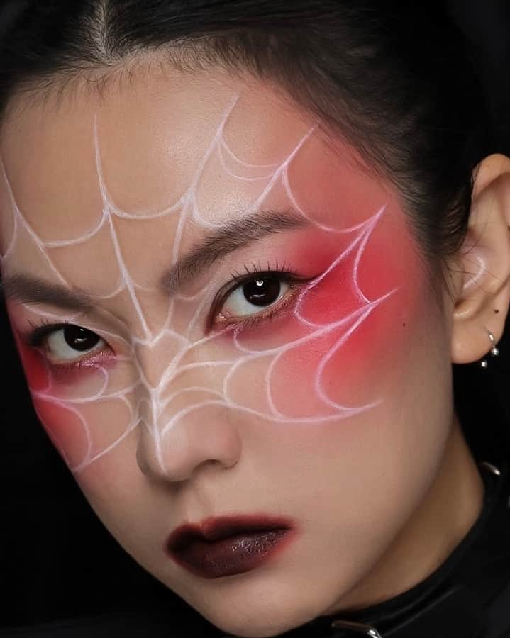 シュウウエムラのインスタグラム：「spinning webs to create an enchanting black widow-inspired halloween makeup with precise lines.🕷🕸️⁠ ⁠ 一本一本、蜘蛛の巣 を紡いだような魅惑的なハロウィンメイクを創り上げる🕷🕸️⁠ ⁠ makeup artistry by atelier artist @fion_yu. ⁠ ⁠ #shuuemura #シュウウエムラ⁠ #shuartistry #shuuemuraartist ⁠ #halloweenmakeup #halloweeninspo⁠ #spidermakeup」