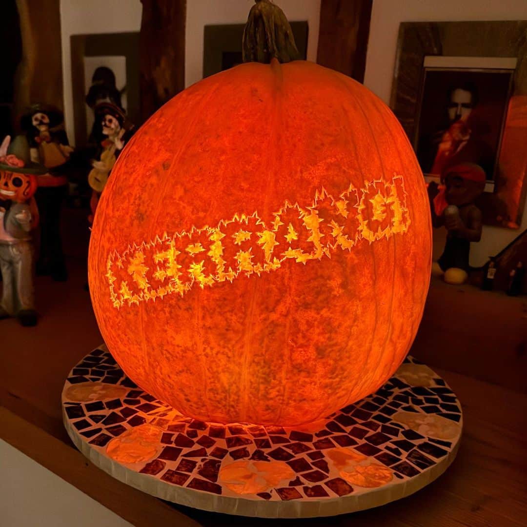 Kerrang!さんのインスタグラム写真 - (Kerrang!Instagram)「Putting the K! in pumpkin 🎃  Shout out @pumpkin_king_uk for this awesomeness.」10月26日 20時58分 - kerrangmagazine_