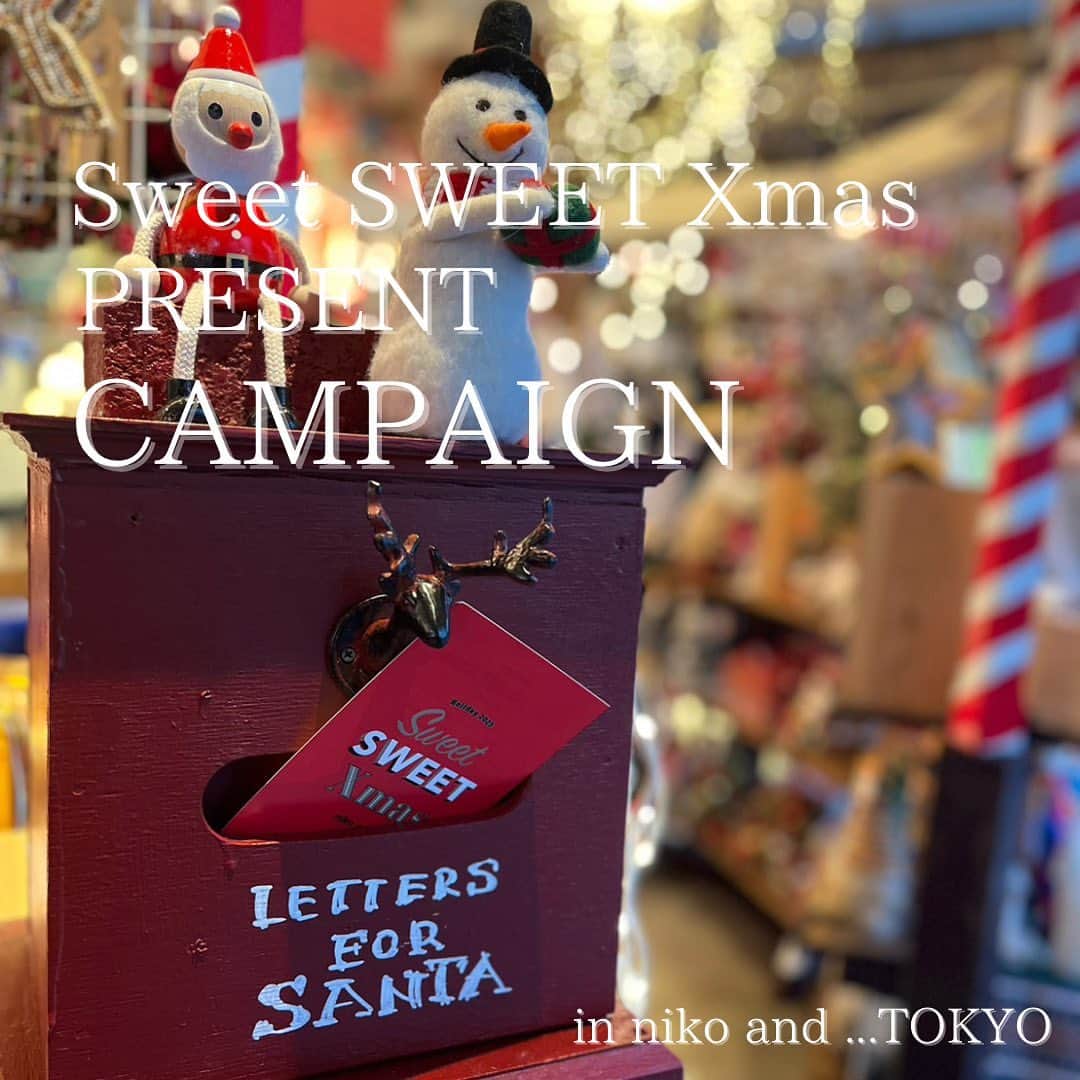 のインスタグラム：「.  🎄Sweet SWEET Xmas🎄 ✨STORE LIMITED EVENT✨ _______________________________  🎅サンタクロースに手紙を書いたら niko and ...のプレゼントが届く⁉️  #プレゼントキャンペーン 🎁   niko and ... TOKYO店に突如として現れた謎のポストは、サンタクロースに手紙が届く不思議なポスト📮  お手紙を投函したら、サンタからの贈り物が届くかも⁉️ フォトスポットとしても、 とってもキャッチーです📮✨  開催日時：2023年10月27日（金）～11月5日（日）まで  🎄開催店舗🎄 📍niko and ... TOKYO 〒150-0001 東京都渋谷区神宮前６丁目１２−２０ 1F2F  _______________________________  なんだか気持ちが高まる季節が今年もやってきた。  子どもの時のワクワク、 好きな人と過ごしたドキドキ、 いろいろな思い出がよみがえってくるのも クリスマスの醍醐味。  そんな記憶をかわいくて楽しくて たまにちょっとほろ苦いスイーツたちに重ねながら、 大切な人とすてきなクリスマスを過ごしませんか？  _______________________________  #nikoand #ニコアンド #であうにあう #styleeditorialbrand #uni9uesense #sweetsweetxmas #ニコアンドのちょっと早すぎるクリスマス  #プレゼントキャンペーン #プレキャン #クリスマス」