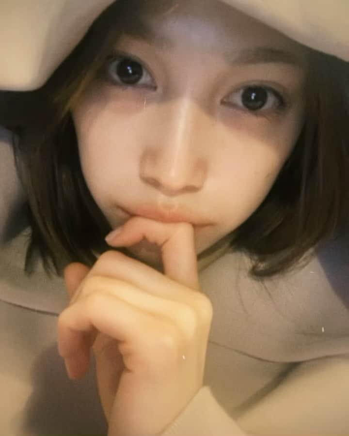 中村ゆりかのインスタグラム：「お疲れ様です🌙 ただただfilm🎞にはまって撮ったよ📝💭 髪が短く見えるけど髪は切ってないです🤝 そして寒くなってきたから暖かくして下さいね！ 久しぶりに音楽も聴いて貰えたら嬉しいなぁ... #中村ゆりか #moonlight」