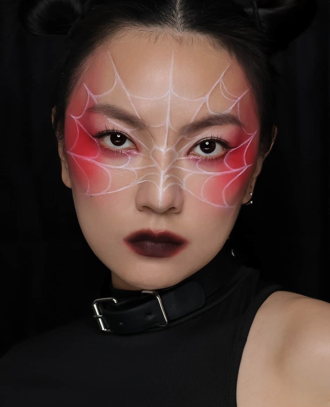 シュウウエムラさんのインスタグラム写真 - (シュウウエムラInstagram)「spinning webs to create an enchanting black widow-inspired halloween makeup with precise lines.🕷🕸️⁠ ⁠ 一本一本、蜘蛛の巣 を紡いだような魅惑的なハロウィンメイクを創り上げる🕷🕸️⁠ ⁠ makeup artistry by atelier artist @fion_yu. ⁠ ⁠ #shuuemura #シュウウエムラ⁠ #shuartistry #shuuemuraartist ⁠ #halloweenmakeup #halloweeninspo⁠ #spidermakeup」10月26日 21時03分 - shuuemura