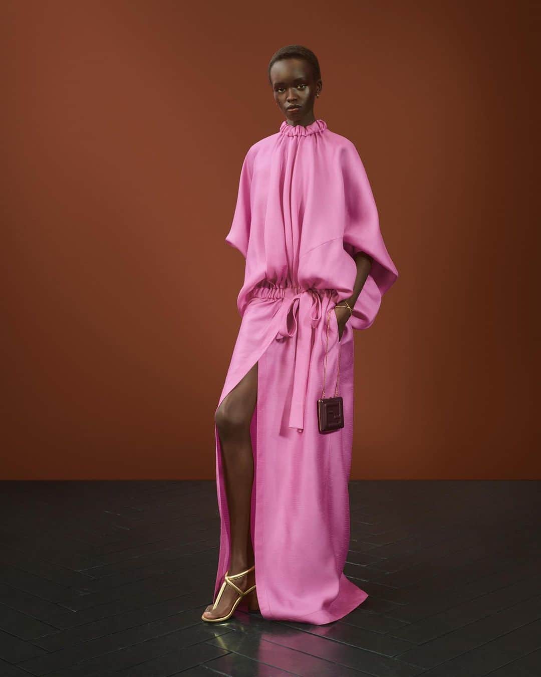 Fendiのインスタグラム：「A pink silk gazar dress with a cocooning silhouette and kimono sleeves punctuates the colour palette of Fendi Winter 2023-2024 curated with Stefano Pilati.  #FendiWinter launches today in boutiques and at Fendi.com.  Curated with: @stefanopilati  Artistic Director of Couture and Womenswear: @mrkimjones  Artistic Director of Accessories and Menswear: @silviaventurinifendi  Artistic Director of Jewellery: @delfinadelettrez  Styling: @elliegracecumming Hair: @cimmahoney Makeup: @daniel_s_makeup  Casting: @nicola.kast Model: @anyyier  Photography: @collierschorrstudio  Set Design: @javirigoyen」