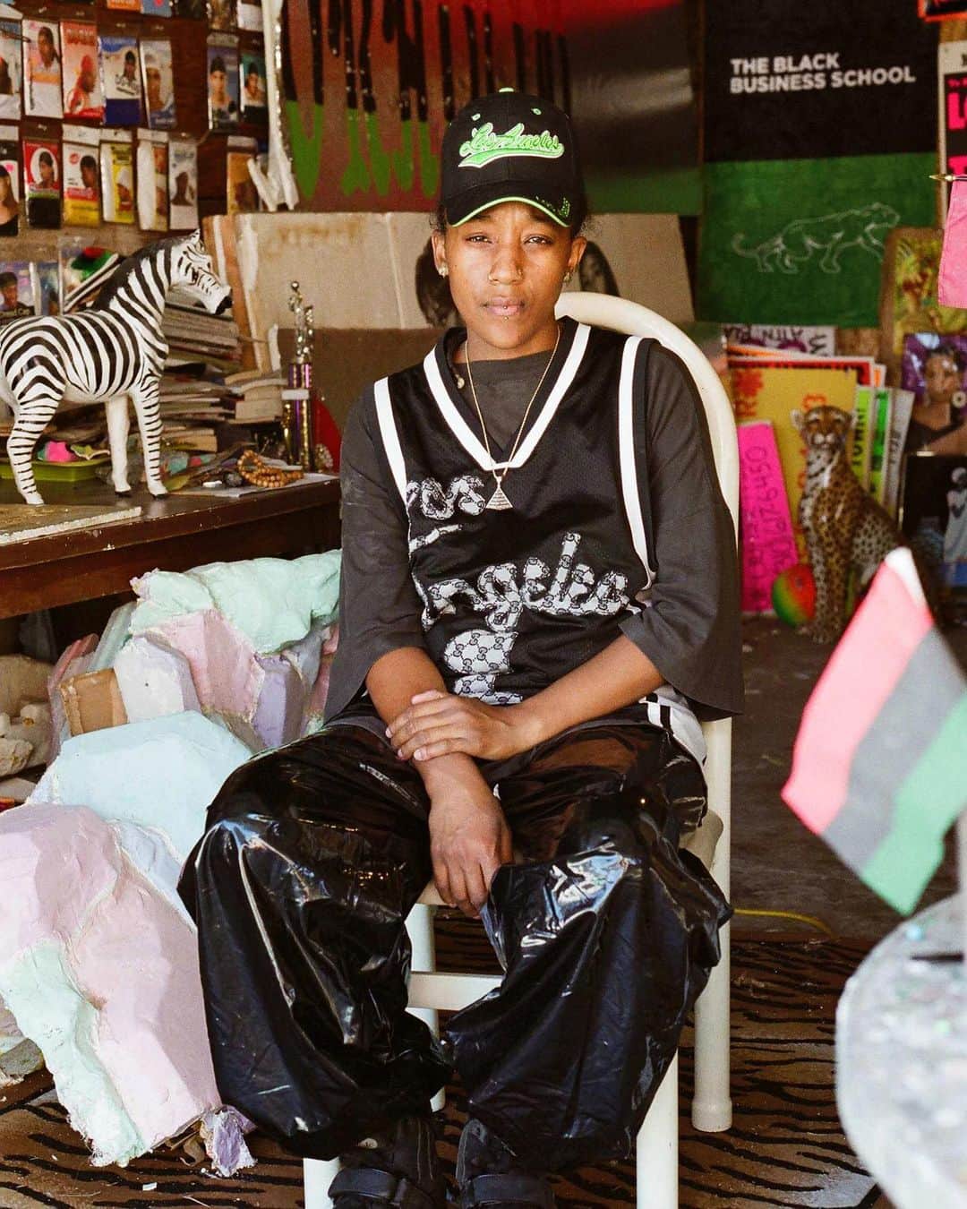 のインスタグラム：「Gagosian is pleased to announce the global representation of Lauren Halsey (@summaeverythang). Based in South Central Los Angeles, where her family has lived for generations, Halsey creates immersive installations that bridge sculpture and architecture, and collages that blend fantastic geographies with real ones. Her practice draws on local vernacular sources such as flyers, murals, signs, and tags—icons of pride, autonomy, initiative, and resilience that she recontextualizes and reinterprets. Both celebratory and archival, Halsey’s work offers a form of creative resistance to the forces of gentrification.  Halsey’s debut exhibition with the gallery will be held in 2024 in Europe, with her first institutional exhibition in the United Kingdom to open at Serpentine (@serpentineuk), London, in October 2024. Follow the link in our bio to learn more.  __________ #LaurenHalsey #Gagosian Photo: Russell Hamilton (@russham)」