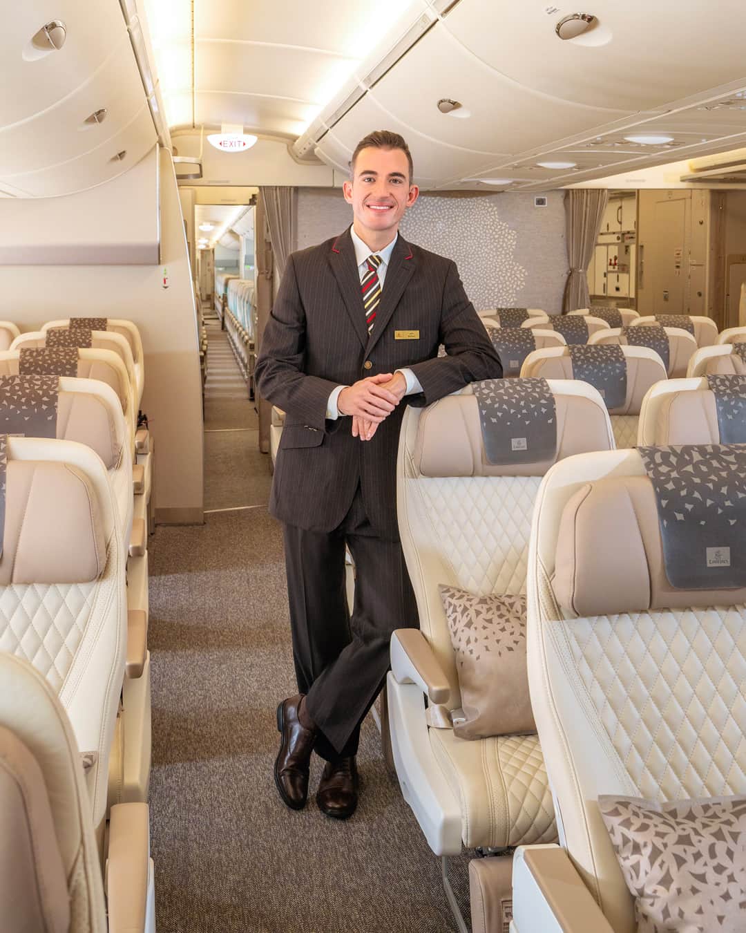 エミレーツ航空のインスタグラム：「We're all smiles for every mile of your journey.  #Emirates #FlyBetter」
