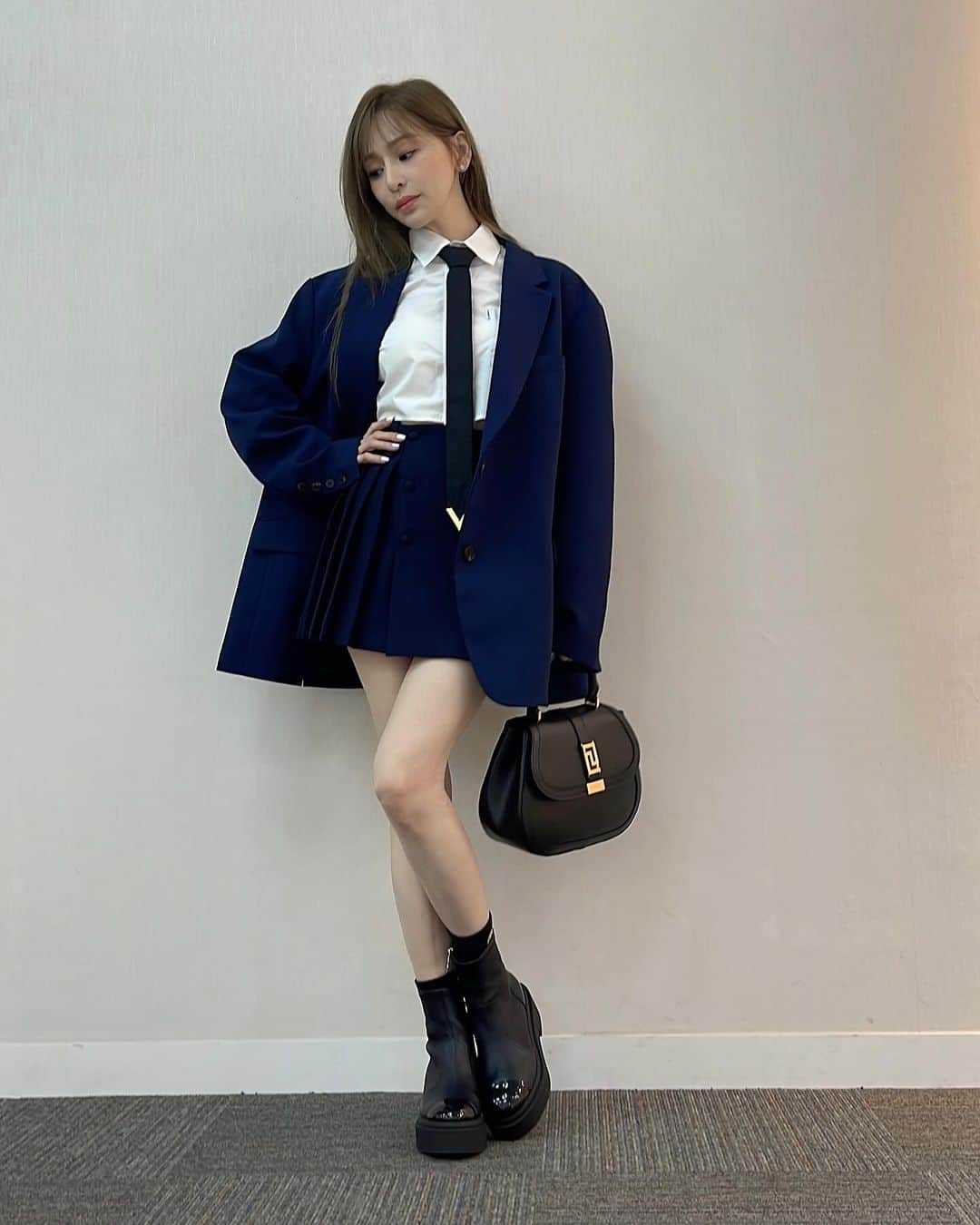 王心凌（Cyndi Wang）さんのインスタグラム写真 - (王心凌（Cyndi Wang）Instagram)「上班日的OOTD  #Versace #VersaceGrecaGoddess  #迷宮女神包 @versace  #ootd #王心凌 #CyndiWang」10月26日 21時11分 - cyndiloves2sing