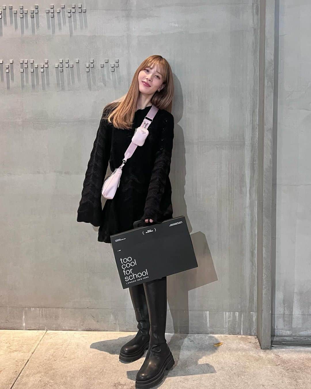 目見田早弥子のインスタグラム：「@toocoolforschool_official  @toocoolforschool_official_jp  日本本格上陸おめでとうございます💫✨💛  シェーディングがめちゃめちゃ有名だと思うんだけど、 私はずっとペンシルが気になってて！ ペンシルと他にもリップ、チークの タッチアップをしていただきました🎀💓 ペンシル、するする描けて発色良いし 色可愛いし使うのが楽しみです🫶🏻✨ 新色も出るんだってー！ 涙袋のハイライトと影のライナーが １本になってるやつとかもあって、 パッケージも可愛かったし色もめっちゃ可愛かった！🩵🤍  いつもありがとうございます🪽 @ceedee_pr」