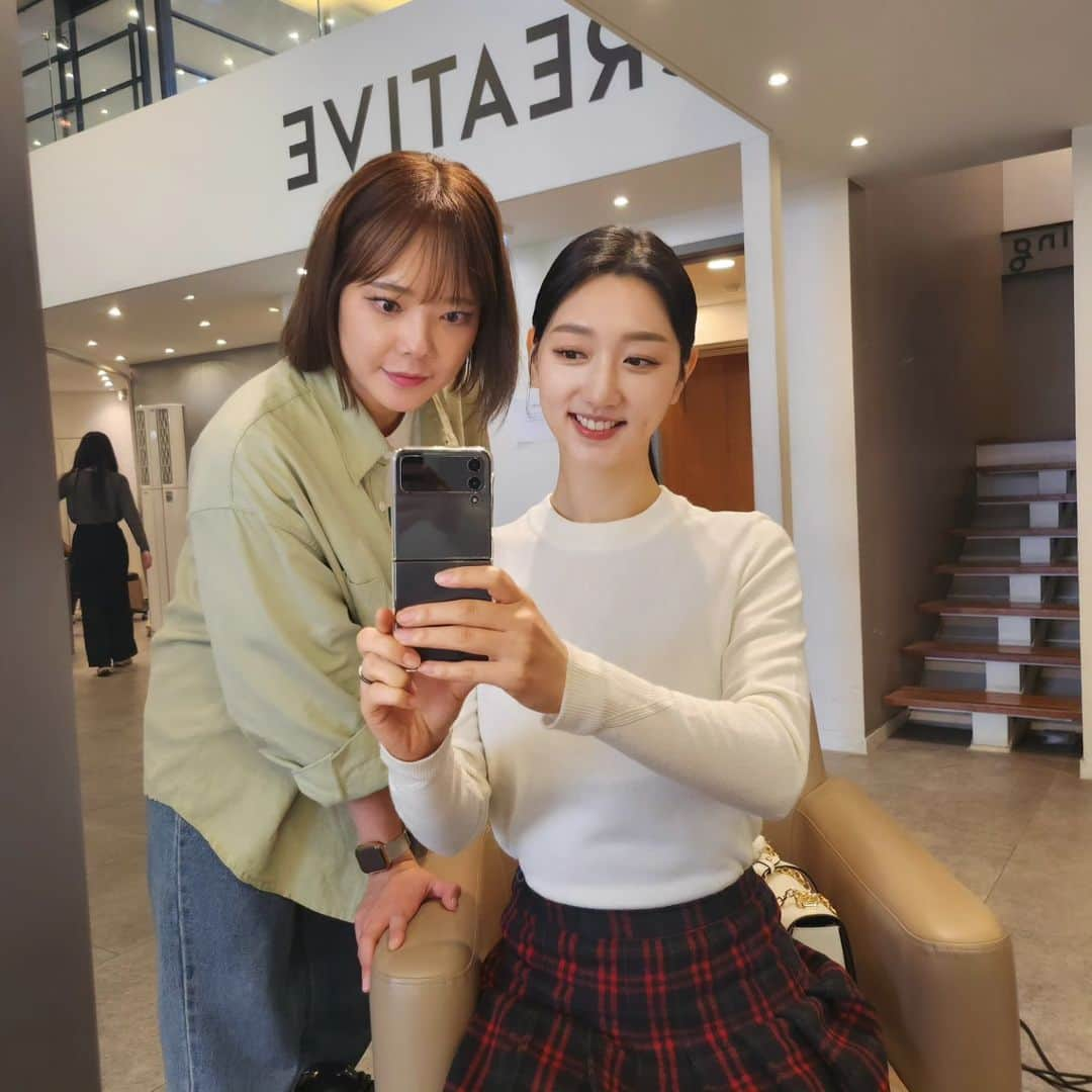 ウンジさんのインスタグラム写真 - (ウンジInstagram)「#우먼센스#케이퀸 #케이퀸12기 #프로필촬영 @kqueen_official @iwomansense  내나래@nalesong 덕에 자신감 넘치게 시작하고  반짝거리는 언니들과 숨 넘어가게 웃어본 하루.  '주눅들면 어쩌지..?' 라는 걱정과 달리 당당하고 친절한 케이퀸님들덕에 점점 목소리도 커지는 내 모습에 혼자 깜짝 놀란 하루.  이렇게 또 세상을 배우고 다시 한번 용기내서 도전합니다.  #육아 #육아맘 #힘내세요 #요닝 #요닝나래」10月26日 21時04分 - eunvely_park