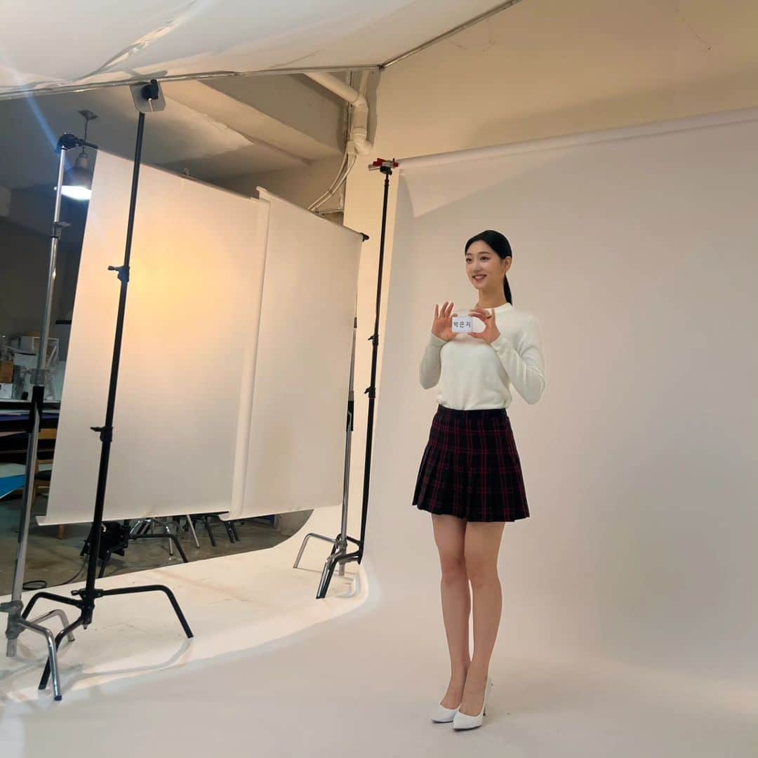 ウンジさんのインスタグラム写真 - (ウンジInstagram)「#우먼센스#케이퀸 #케이퀸12기 #프로필촬영 @kqueen_official @iwomansense  내나래@nalesong 덕에 자신감 넘치게 시작하고  반짝거리는 언니들과 숨 넘어가게 웃어본 하루.  '주눅들면 어쩌지..?' 라는 걱정과 달리 당당하고 친절한 케이퀸님들덕에 점점 목소리도 커지는 내 모습에 혼자 깜짝 놀란 하루.  이렇게 또 세상을 배우고 다시 한번 용기내서 도전합니다.  #육아 #육아맘 #힘내세요 #요닝 #요닝나래」10月26日 21時04分 - eunvely_park