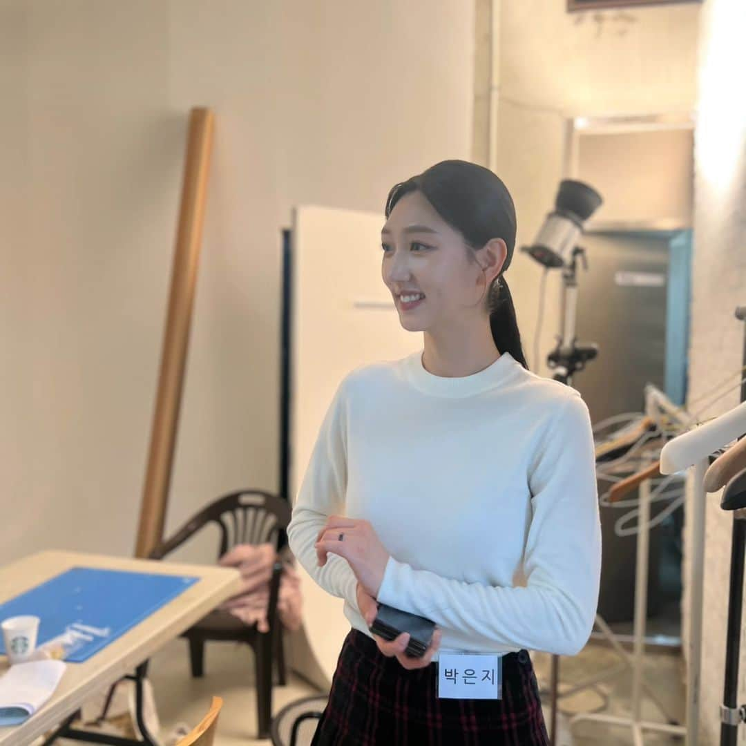 ウンジさんのインスタグラム写真 - (ウンジInstagram)「#우먼센스#케이퀸 #케이퀸12기 #프로필촬영 @kqueen_official @iwomansense  내나래@nalesong 덕에 자신감 넘치게 시작하고  반짝거리는 언니들과 숨 넘어가게 웃어본 하루.  '주눅들면 어쩌지..?' 라는 걱정과 달리 당당하고 친절한 케이퀸님들덕에 점점 목소리도 커지는 내 모습에 혼자 깜짝 놀란 하루.  이렇게 또 세상을 배우고 다시 한번 용기내서 도전합니다.  #육아 #육아맘 #힘내세요 #요닝 #요닝나래」10月26日 21時04分 - eunvely_park