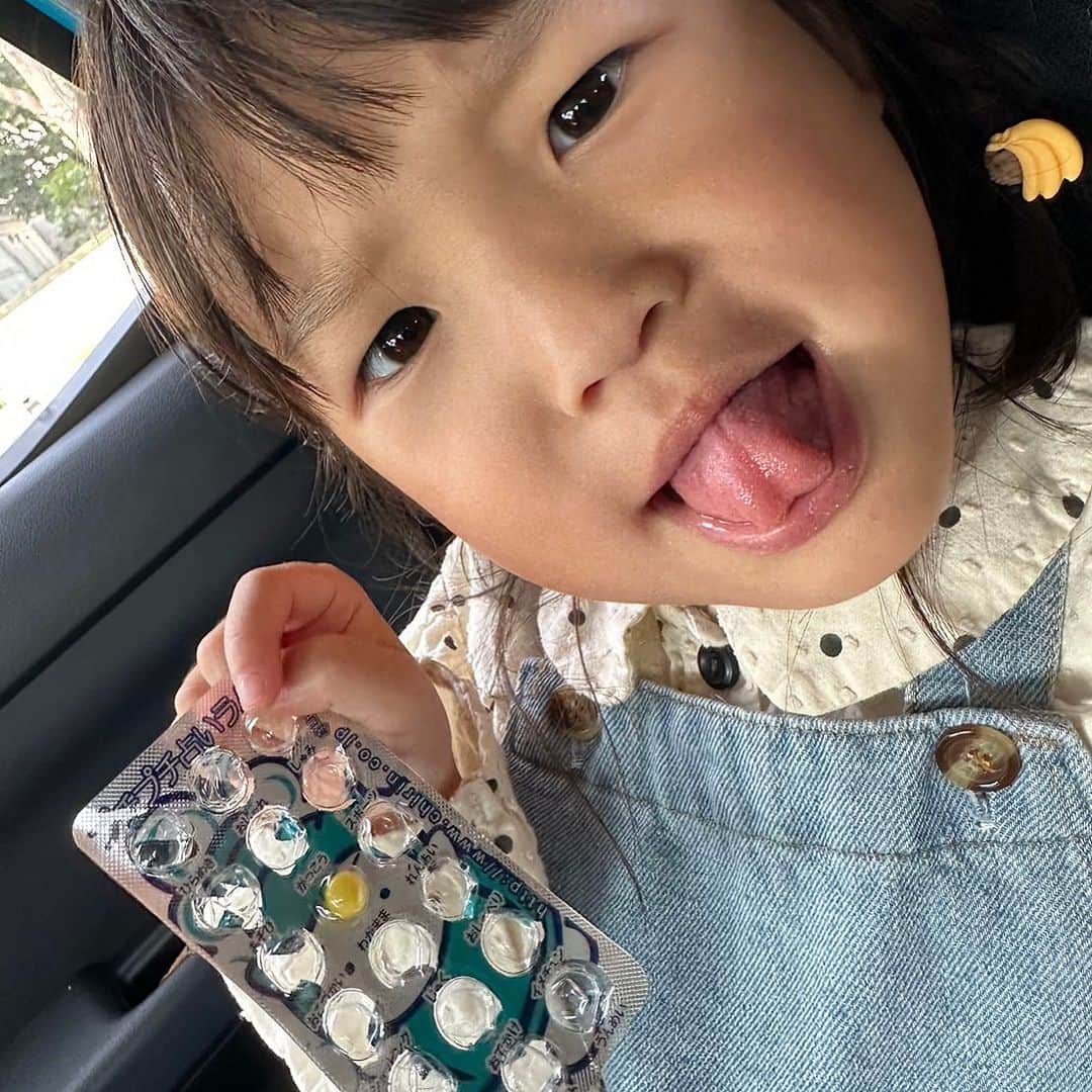 のインスタグラム：「占いラムネの真ん中だけ残してるの何でかと思ったら、 「”わがまま”はぜったいにぜーったいに食べないんだよ！」 ですって😆  #村方乃々佳 #ののちゃん #ののかちゃん #ののちゃんねる #nonokamurakata #노노카 #NONOCHAN」