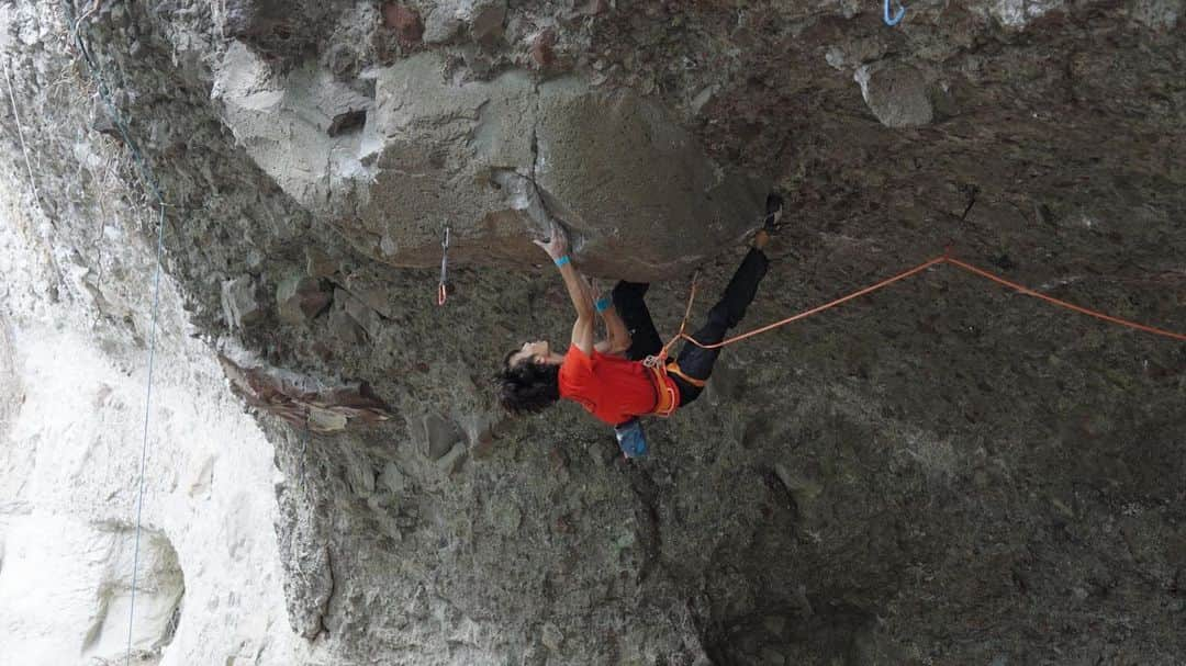 安間佐千のインスタグラム：「梅干し 5.14d/9a ✅  小豆島の開拓エリアを初めて訪れた時、幾つも魅力的なラインが思い浮かんだ。その中でも印象的だったのがこの1本。小さなケイブの出口にある巨大な礫には、誰もが驚くだろう。  離陸から激しく、その巨大な梅干しに向かって続くアンダーを辿る。梅干しは見た目には不可能に見えるのだが、、、  10月のツアーでの最大の目標だったのだが、まだ暑さや湿気もありツアー終盤まで苦戦。ケイブ抜け口で2回フォールし、雨が降る直前のトライでなんとか登り切ることができた。素晴らしい1本の完成が本当に嬉しい。こんなユニークで、現代的なルートは日本のどこを探しても、小豆島でしか味わえない。  グレードは、コンディションがベストでないこともあり、暫定的。個人的には赤嶽の箱舟5.14cより総合的に難しく感じる。  先日のPolarisと梅干しは、映像に収めてもらったので、公開お楽しみに！  Umeboshi 5.14d 9a  When I first visited this undeveloped area of Shodoshima, several attractive lines came to mind. One of the most impressive was this one. The huge conglomerate at the exit of a small cave would surprise anyone.  From the takeoff, hard moves with under clings followed that led toward that huge Umeboshi. The Umeboshi looks impossible on the outside, but..,  It was my main goal for the October tour, but I still struggled until the end of the tour due to the heat and humidity. I fell twice at the cave exit and managed to climb out on the attempt just before the rain started.  I am really happy to have completed a great one. Such a unique and modern route can only be found in Shodoshima, no matter where you look in Japan.  The grade is tentative, as the conditions are not the best. Personally, I feel it is more difficult overall than Akadake’s “Hakobune”5.14c.  Photos taken by @climb.do @cogworkscoltd @ue_climbing @hibiki_miyazawa   @adidasterrex  @fiveten_official  @petzl_official  @carbongrip  @newhale_japan  @newhale_climbing  #アルテリア  @shodoshimaclimbing  @shodoshima_olive_yh_good_stay  #小豆島クライミング」