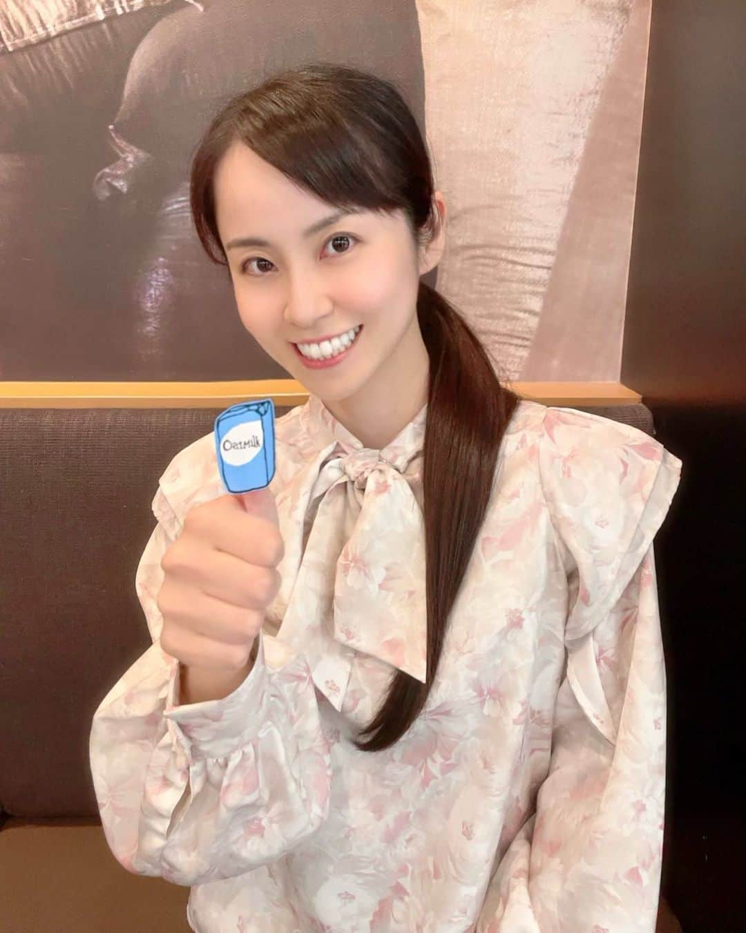 加藤美和さんのインスタグラム写真 - (加藤美和Instagram)「. After interpreting for the program, we went to Starbucks! My favorite is Chai Tea Latte (all milk), but this time, I chose Cafe Misto(oat milk)!  . 『YOUは何しに日本へ？』の通訳後に… カメラさんの めぐちゃんさ〜んが 撮ってくださいました🍀 ありがとうございます😃 来月、ファイトです✨  「チャイティーラテ　オールミルク」が お気に入り！今回は、「カフェミスト　 オーツミルク」のドリンクを！ 記念にステッカーとともに〜🎶 . @miwakato_ ←他の投稿はコチラ . . #interpreter #bilingual #english #通訳 #バイリンガル #英語」10月26日 21時04分 - miwakato_