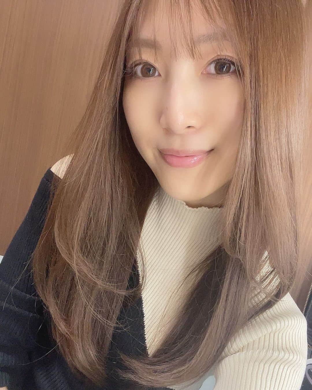 宇野栞菜（阿部栞菜）のインスタグラム：「髪の毛切ってきた😇💕   #レイヤーカット」