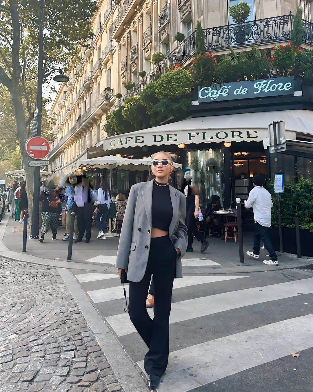 REONAのインスタグラム：「☕️🇫🇷」