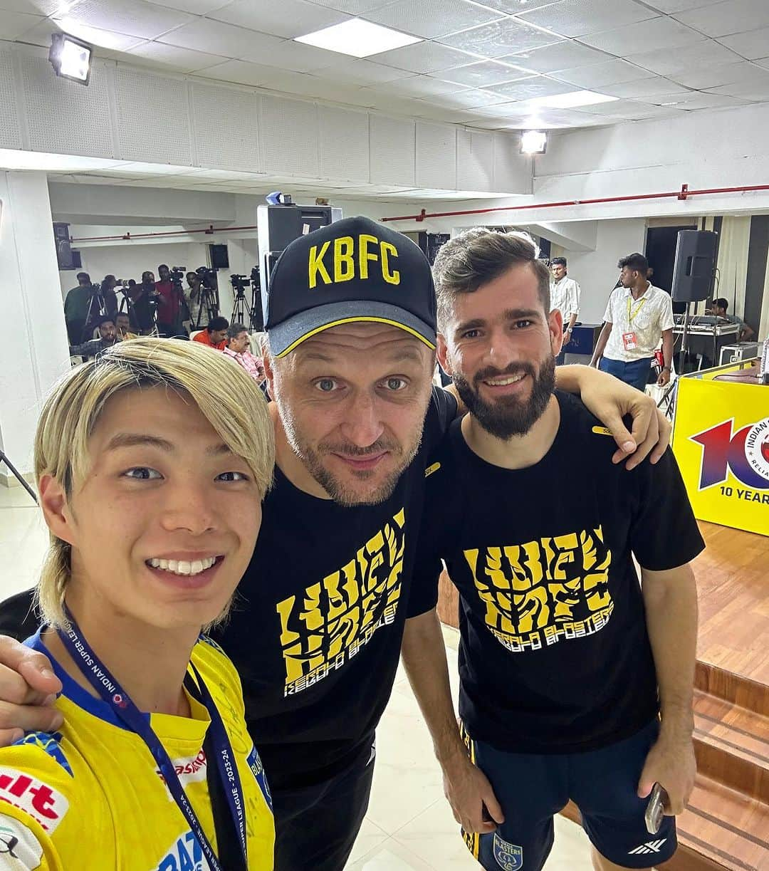 木村太陽さんのインスタグラム写真 - (木村太陽Instagram)「I came back to Kerala 💛🩵  Are you ready for tomorrow?🔥  This is new celebration😆😆😆  #keralablasters #kbfc #kbfcmanjappada #indiansuperleague」10月26日 21時07分 - taiyojr.10