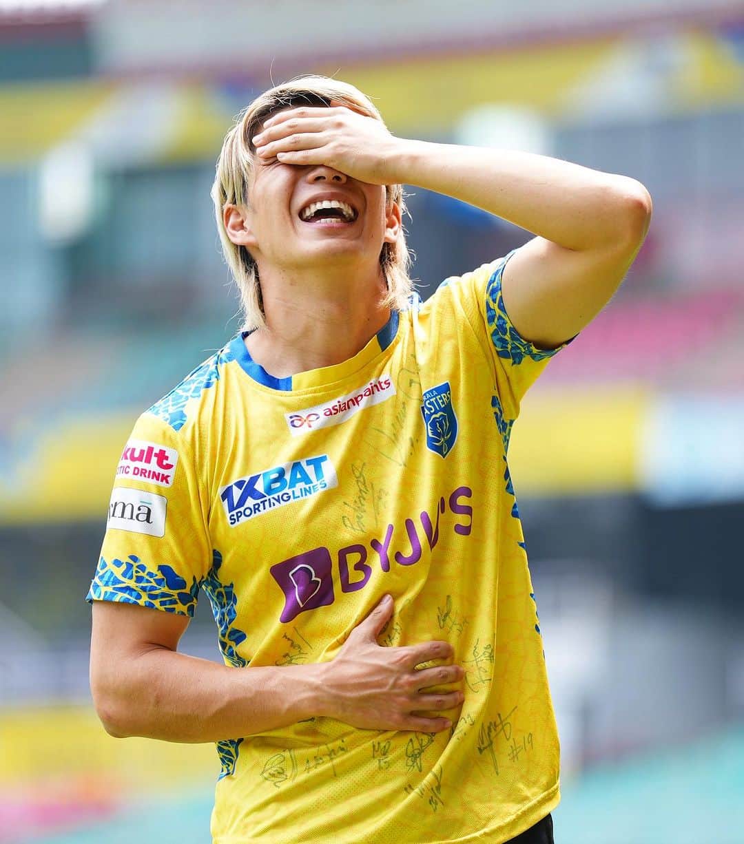 のインスタグラム：「I came back to Kerala 💛🩵  Are you ready for tomorrow?🔥  This is new celebration😆😆😆  #keralablasters #kbfc #kbfcmanjappada #indiansuperleague」
