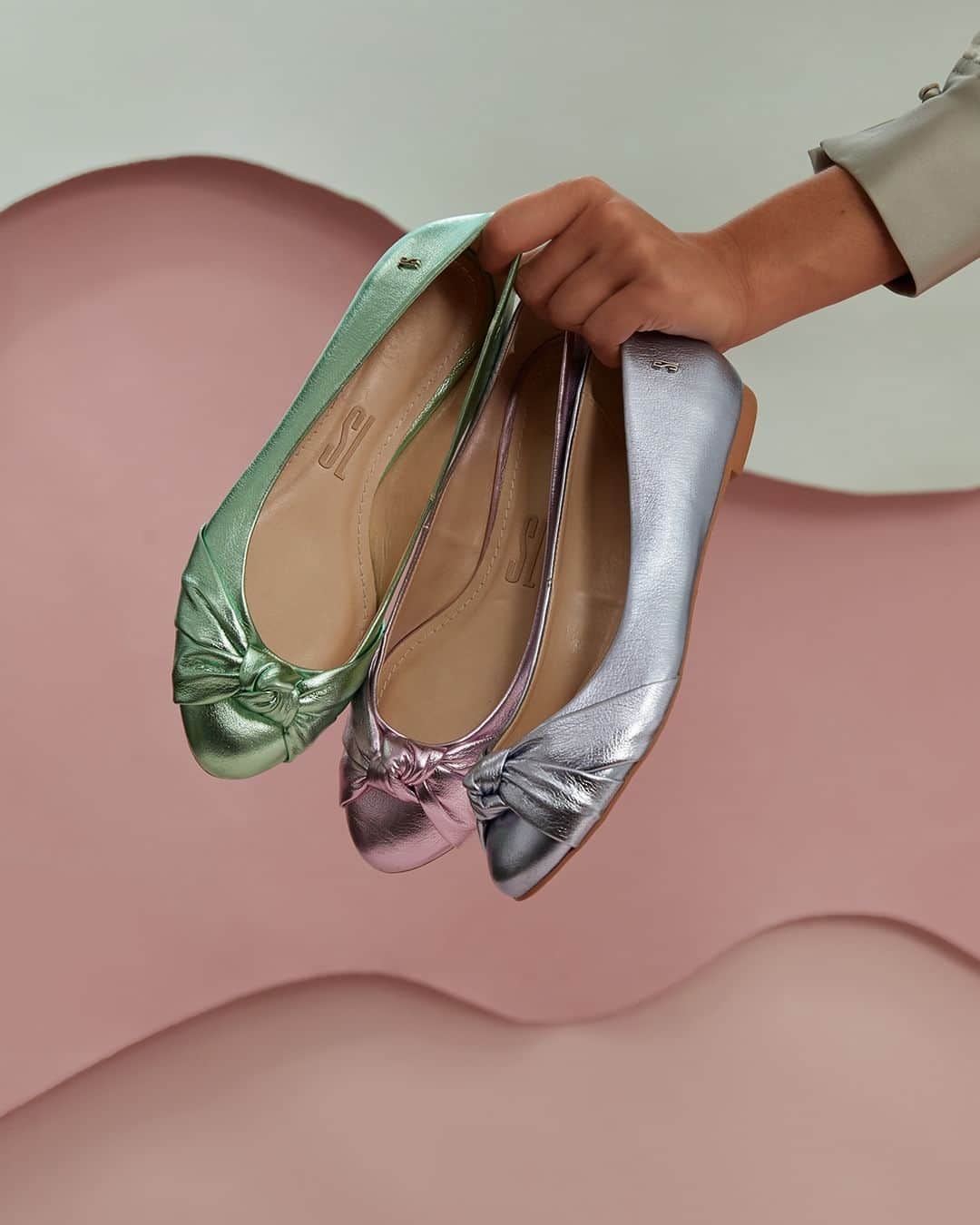 Santa Lollaのインスタグラム：「A clássica sapatilha bailarina ganha update com o brilho metalizado para um visual mais moderno e arrojado. Qual dessas cores vai ser o seu novo sapato to-go? [ R$199,90 cada ] #santalolla #santalollaverao24 #metallictrend #classicshapes」