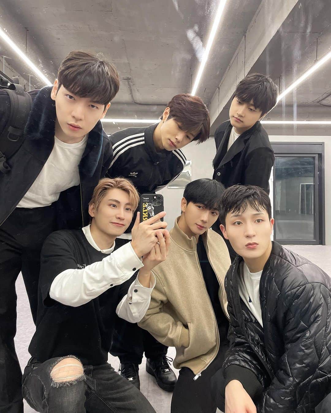 IN2ITさんのインスタグラム写真 - (IN2ITInstagram)「#IN2IT #SKYE Happy 6th Debut Anniversary #1026 🐵🐵🐔🐶🐶🐷   I hate these guys but love them at the same time HAHAHA because every time when I’m with them I feel like I am a 3 years old kid 👦🏻 because they always take care of me buy me food makes me laugh makes me cry makes me angry makes me miss them 👁️💙👁️ honestly im glad to meet all of them because they tought me a lot in Korea   And I miss all of those memories we made in Korea we woke up together ; brush teeth together ; bath together (sometimes because we in a hurry HAHAH) ; work together ; laugh together ; cry together ; going to all of those countries first time together ; cook together ; play games together ; meet IN2U together ; fight together (sometimes Jiahn and Inpyo like kids they fight in the house like gusti use fake sword that UU gave and fight)   Conclusion : you guys are always my best buddy no matter what happened love you all so much @jiahnx_foolsday @yeontae_j @from.eno @hyuuunuk @lee1npyo @official_in2it   TMI of the members  #Jiahn : sometimes really like kid seriously I don’t lie hahahahahaga but still he always accompany me to shopping without saying no  #Yeontae : he is like a person who don’t show his kindness to people but actually he is and I always live in his house when I visited to korea and he always spent me makchang HAHAHA  #Inho : he was my roommate every time when we travel to other countries and I think only both of us eat a lot cause we always bought a lot and share together  #Hyunuk : he is really my best buddy because when I was down he always cheered me up and I said I don’t have much line in a song he even asked the director to give me his line  #Inpyo : even tho he is maknae but sometimes I felt he’s so cool maybe because he is our leader and he lead us well and because he’s the tallest I like lean on his shoulder hahaha   Ok too long kthxbye looks forward to our future and can’t wait to share more good news to UU 💙💙  #IN2IT #SKYE #1026 #isaacVkm #邬凯名 #아이젝 #젝그 #인투잇 #스카이 #지안 #연태 #인호 #현욱 #인표」10月26日 21時08分 - official_in2it