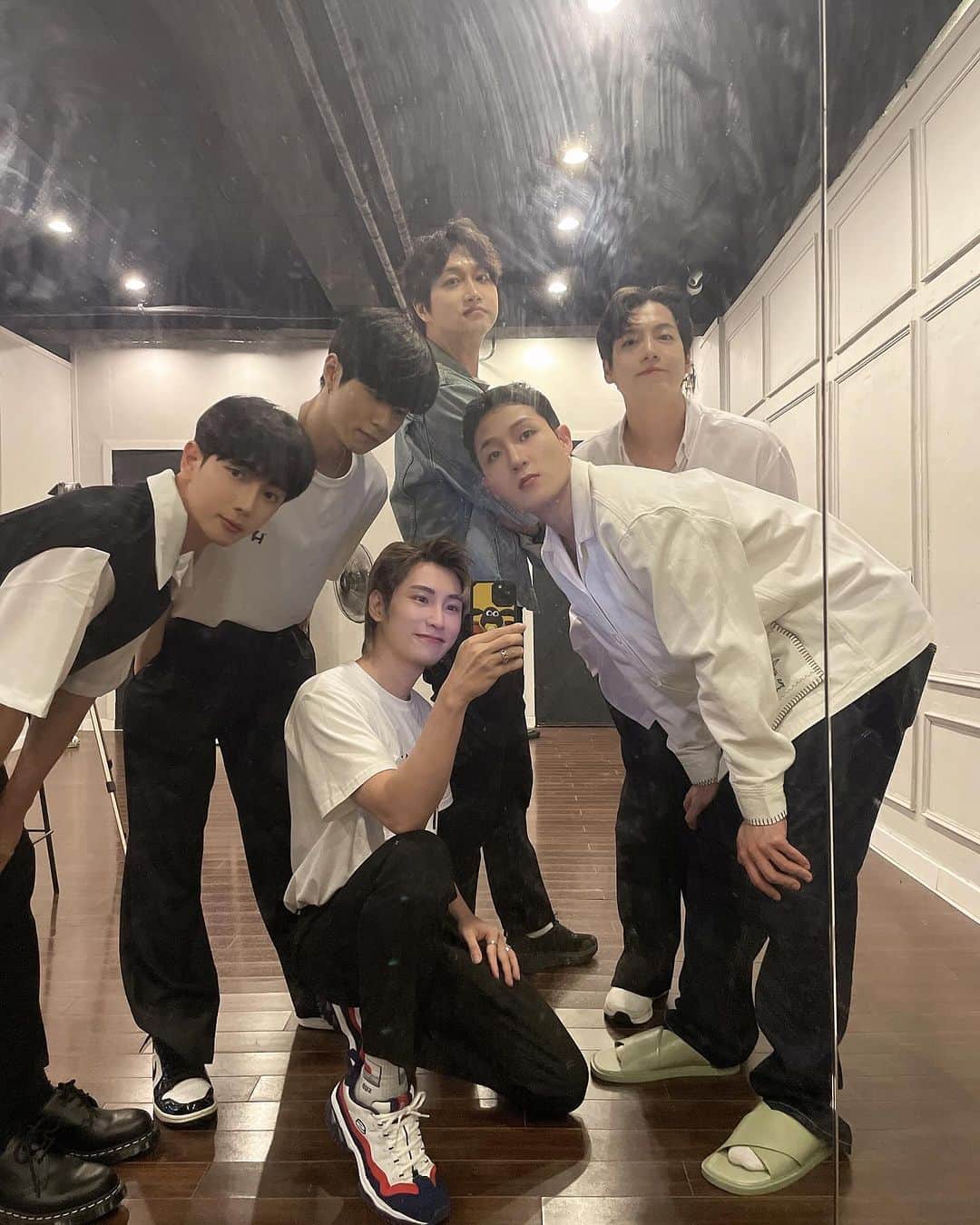 IN2ITさんのインスタグラム写真 - (IN2ITInstagram)「#IN2IT #SKYE Happy 6th Debut Anniversary #1026 🐵🐵🐔🐶🐶🐷   I hate these guys but love them at the same time HAHAHA because every time when I’m with them I feel like I am a 3 years old kid 👦🏻 because they always take care of me buy me food makes me laugh makes me cry makes me angry makes me miss them 👁️💙👁️ honestly im glad to meet all of them because they tought me a lot in Korea   And I miss all of those memories we made in Korea we woke up together ; brush teeth together ; bath together (sometimes because we in a hurry HAHAH) ; work together ; laugh together ; cry together ; going to all of those countries first time together ; cook together ; play games together ; meet IN2U together ; fight together (sometimes Jiahn and Inpyo like kids they fight in the house like gusti use fake sword that UU gave and fight)   Conclusion : you guys are always my best buddy no matter what happened love you all so much @jiahnx_foolsday @yeontae_j @from.eno @hyuuunuk @lee1npyo @official_in2it   TMI of the members  #Jiahn : sometimes really like kid seriously I don’t lie hahahahahaga but still he always accompany me to shopping without saying no  #Yeontae : he is like a person who don’t show his kindness to people but actually he is and I always live in his house when I visited to korea and he always spent me makchang HAHAHA  #Inho : he was my roommate every time when we travel to other countries and I think only both of us eat a lot cause we always bought a lot and share together  #Hyunuk : he is really my best buddy because when I was down he always cheered me up and I said I don’t have much line in a song he even asked the director to give me his line  #Inpyo : even tho he is maknae but sometimes I felt he’s so cool maybe because he is our leader and he lead us well and because he’s the tallest I like lean on his shoulder hahaha   Ok too long kthxbye looks forward to our future and can’t wait to share more good news to UU 💙💙  #IN2IT #SKYE #1026 #isaacVkm #邬凯名 #아이젝 #젝그 #인투잇 #스카이 #지안 #연태 #인호 #현욱 #인표」10月26日 21時08分 - official_in2it