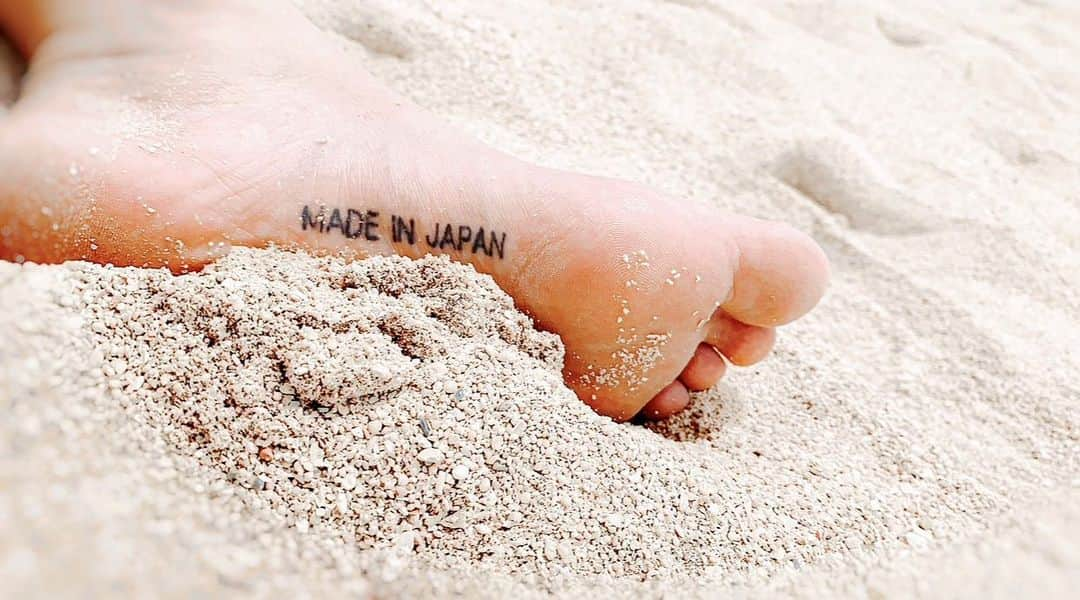 はなざわあさこのインスタグラム：「実は、3年前から花澤の足の裏には MADE IN JAPAN 🇯🇵 自分だけが見える可愛さ❤️って思ったけど、 足の裏って入れるときの痛みは全く可愛くないのよ👣🤣 一回で一瞬で上手な施術じゃないと 多分耐えれないよ笑笑 昔のBarbie人形の足の裏に書いてあったみたいに、 コッソリお人形になりたかったの👯‍♀️ #madeinjapan #japanes #tattoo #足の裏 #バービー人形 #祇園だるま #タトゥー #kyoto #kyotogion #kyototattoo」