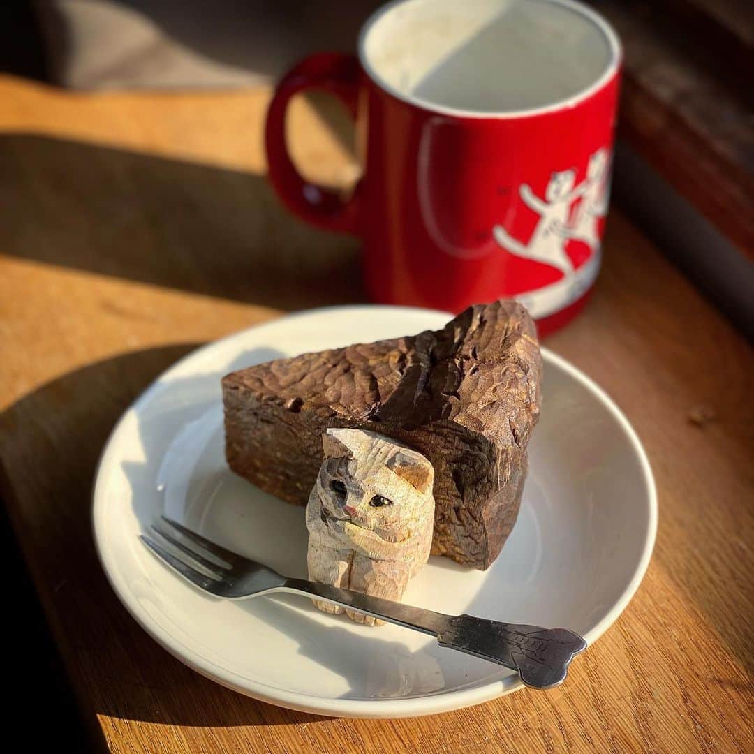 花房さくらのインスタグラム：「「わたしは、ガトーショコラに添えられた生クリームです」  I am the whipped cream served with the gateau chocolat.  #whippedcream #gateauchocolat  #cat #sculpture #hanafusasakura」
