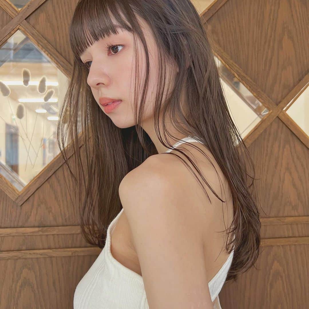 兼井遼のインスタグラム：「オリーブベージュ＊ 柔らかくほつれるヘア😌  ツヤのある 暗くても透明のある カラーならお任せください☺️  10月11月のご予約も まだまだお取りできます🙇🏻  ご質問などは コメントにてお問い合わせください！😌  #ケアカラー  #ヘアアレンジ  #ケアダブルカラー  #巻き方  #髪質改善カラー  #イルミナカラー  #ミルクティーベージュ #グレージュ  #ケアブリーチ  #ハイライトカラー  #ハイトーンカラー  #ブリーチ  #ダブルカラー   #インナーカラー  #オリーブアッシュ  #グラデーションカラー  #グレージュカラー  #ツヤトーン  #パーマ  #艶髪  #外国人風  #髪質改善トリートメント  #くびれヘア  #シースルーバング  #髪質改善  #ラベンダーグレージュ  #オリーブグレージュ  #トリートメント  #ヘアアクセサリー　#インナーハイライト」