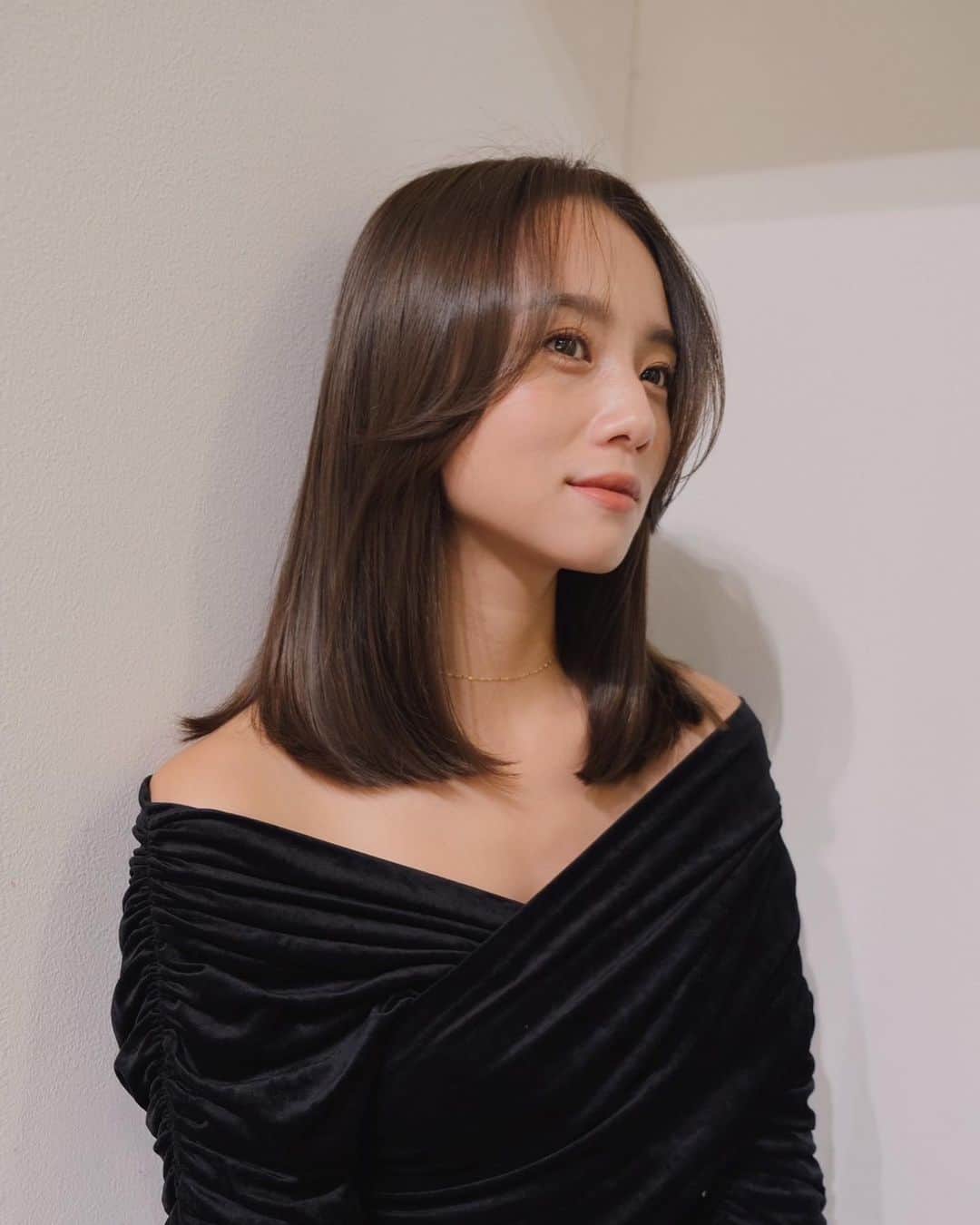のインスタグラム：「new hair💇‍♀️🤎 @kaneta.hair   ２週間前くらいだけど！！ 髪の毛少し切って、前髪はさらに動きをつけて〜 カラーは重くならないように、外国人の地毛のような マロンブラウン系にしてもらった🌰  秋カラーでとっても気にいってるー！♡  今の髪の長さとカラーが好きってコメント多め🫣  当分はこの長さとトーンかな🕊️  今は少し抜けてシェリーのカラーと同じ感じ！笑  金田さん久しぶり🫶🏻ありがとうございまーす🥳  #newhair」