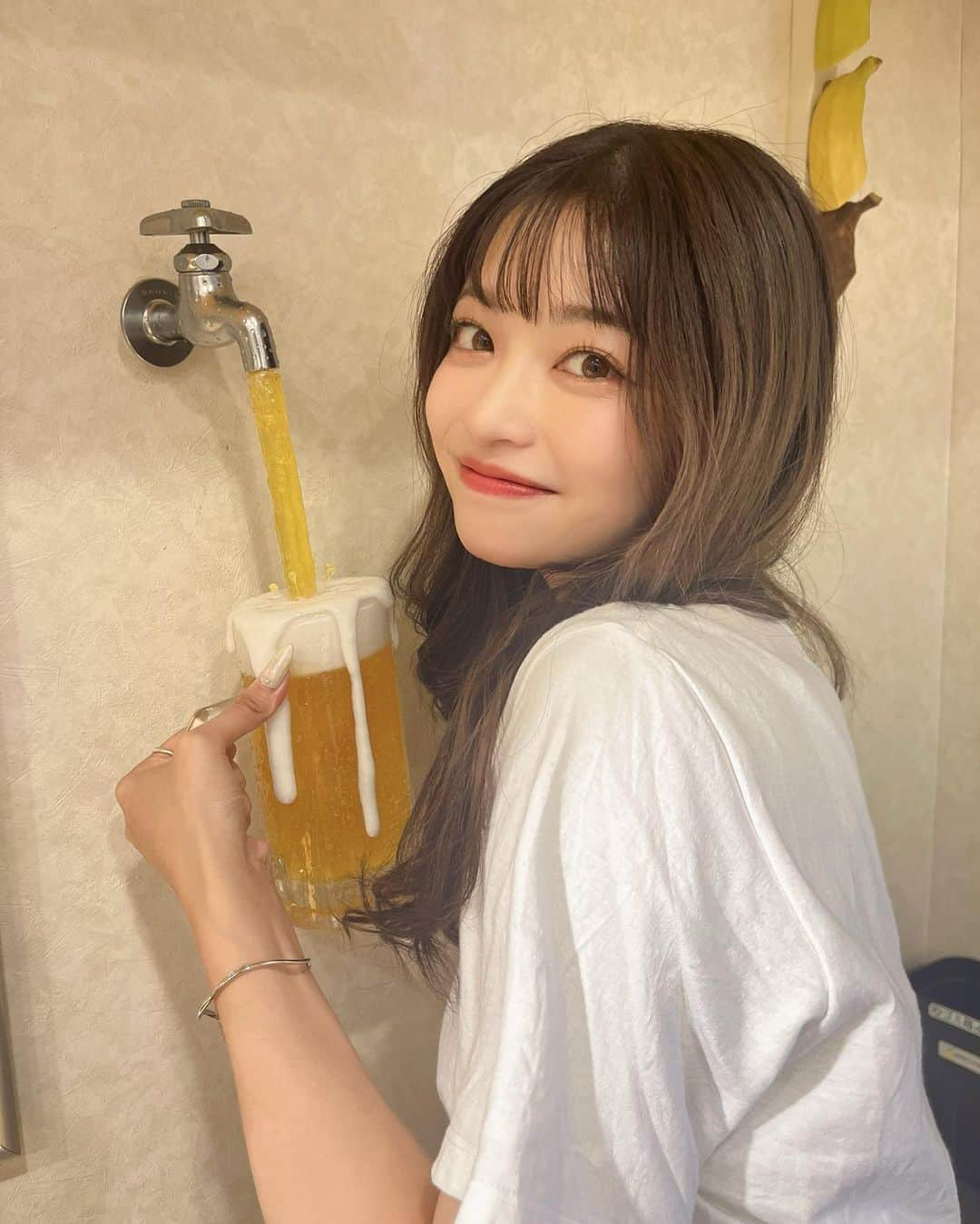 白岡今日花のインスタグラム：「蛇口ビール🍻  FCロケで行かせてもらった 食品サンプル屋さんにあったの😳 後ろにちょこっとうつってるバナナも食品サンプル🍌  あの日から食品サンプルの虜です🥰❤️  ちなみにロケの様子はファンクラブでみれるのでまだの方はぜひ🎶」