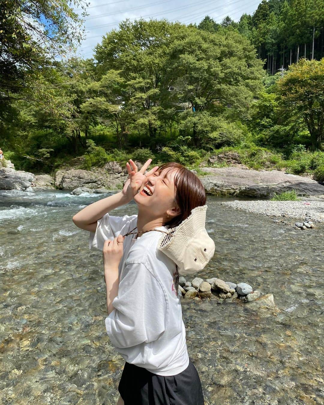 櫻井紗季さんのインスタグラム写真 - (櫻井紗季Instagram)「季節外れだけど🍃 夏のおわりに地元の友人と自然にかえったよ~ 全力で水切りした！ 緑に触れないとダメになっちゃうのは上京した頃から変わらない😂来年は川でスイカ冷やしたいね🍉  #夏のおもいで #川遊び #滝好き #アウトドアコーデ #渓谷 #アウトドア女子」10月26日 21時12分 - saki_sakurai_official