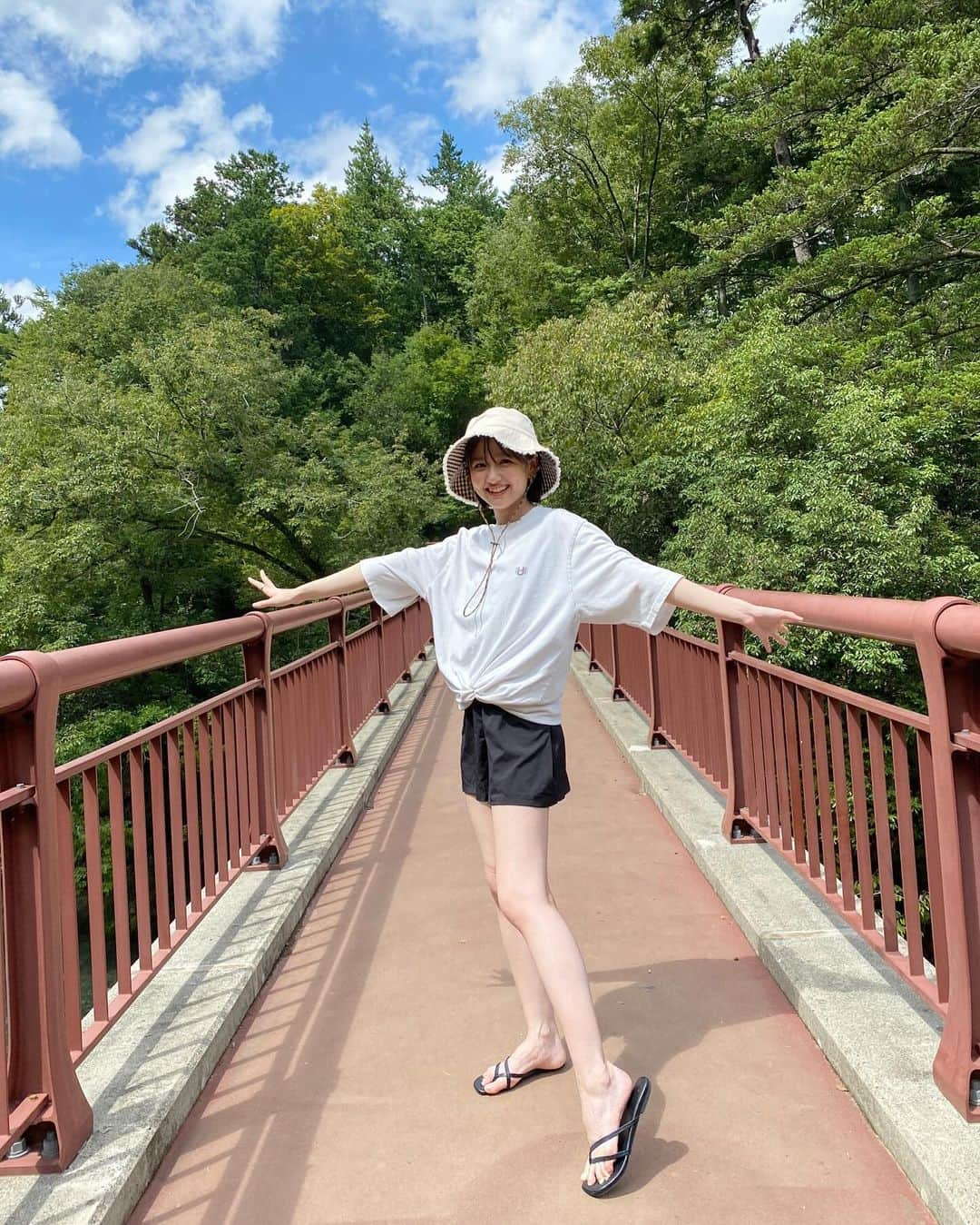 櫻井紗季さんのインスタグラム写真 - (櫻井紗季Instagram)「季節外れだけど🍃 夏のおわりに地元の友人と自然にかえったよ~ 全力で水切りした！ 緑に触れないとダメになっちゃうのは上京した頃から変わらない😂来年は川でスイカ冷やしたいね🍉  #夏のおもいで #川遊び #滝好き #アウトドアコーデ #渓谷 #アウトドア女子」10月26日 21時12分 - saki_sakurai_official