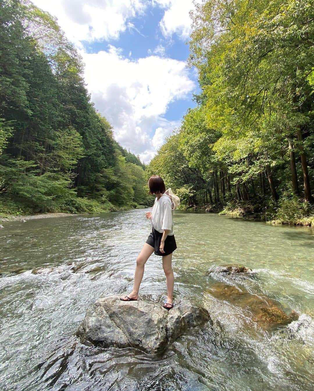 櫻井紗季さんのインスタグラム写真 - (櫻井紗季Instagram)「季節外れだけど🍃 夏のおわりに地元の友人と自然にかえったよ~ 全力で水切りした！ 緑に触れないとダメになっちゃうのは上京した頃から変わらない😂来年は川でスイカ冷やしたいね🍉  #夏のおもいで #川遊び #滝好き #アウトドアコーデ #渓谷 #アウトドア女子」10月26日 21時12分 - saki_sakurai_official