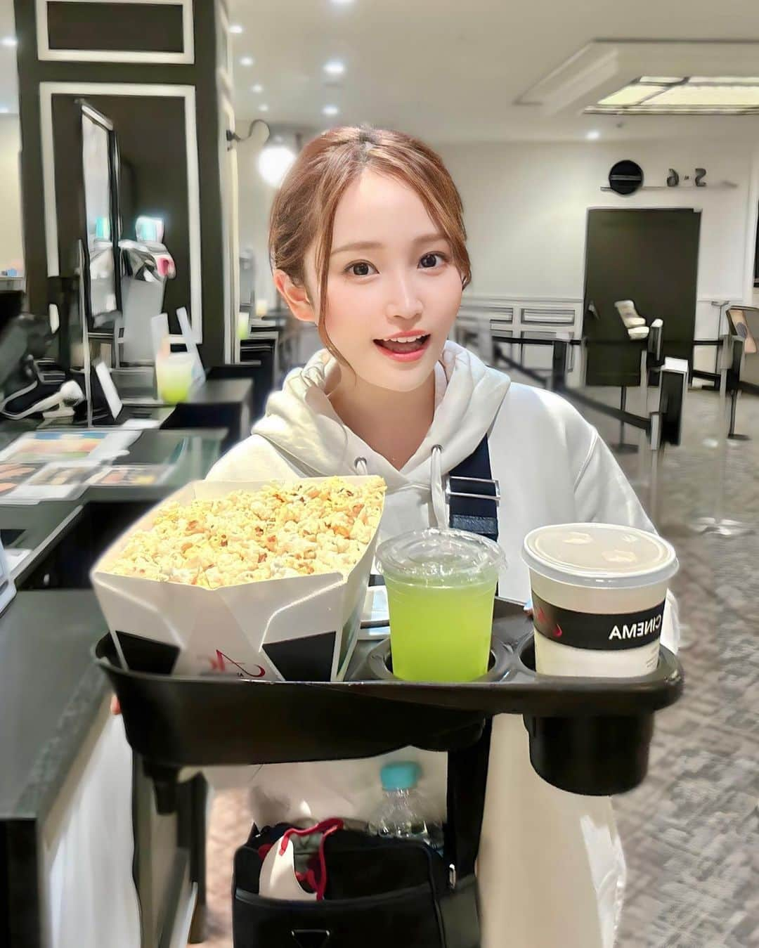 ぷーちゃんさんのインスタグラム写真 - (ぷーちゃんInstagram)「🐶🍯  久しぶりに映画観てきた🍿🎬  ザクリエイターっていうAIの話🚀 おもしろかったよん☺️  🩵  最近お肌の調子がだいぶ整ってきた🪞  YAG BEAUTY CLINICの ファビュラスピーリングとレーザートーニングは ずっと続けてる🤍  大阪駅からすぐやから 通いやすいねんな🚃🤍  レーザートーニングはチリツモで ちょっとずつシミやニキビ跡が薄くなっていくから 毎月続けていきたい😌  将来のためにも シミの予備軍は無くしときたい✌️  @yagbeauty_official @yagosaka0224 #YAGBEAUTY#レーザートーニング#RRRマスクパック#ファビュラスピーリング  #関西サロモ #関西サロンモデル」10月26日 21時12分 - poohchan31