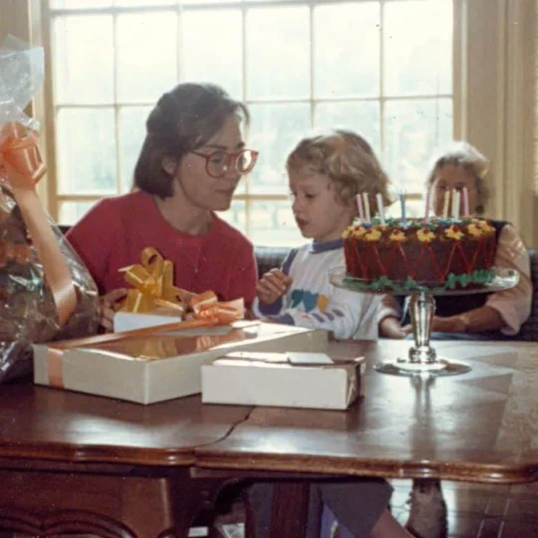 ヒラリー・クリントンのインスタグラム：「For my birthday this year, I'd love it if you checked out the work Onward Together groups are doing to protect and strengthen our democracy—take a look at onwardtogether.org. Thanks for all the well wishes!」
