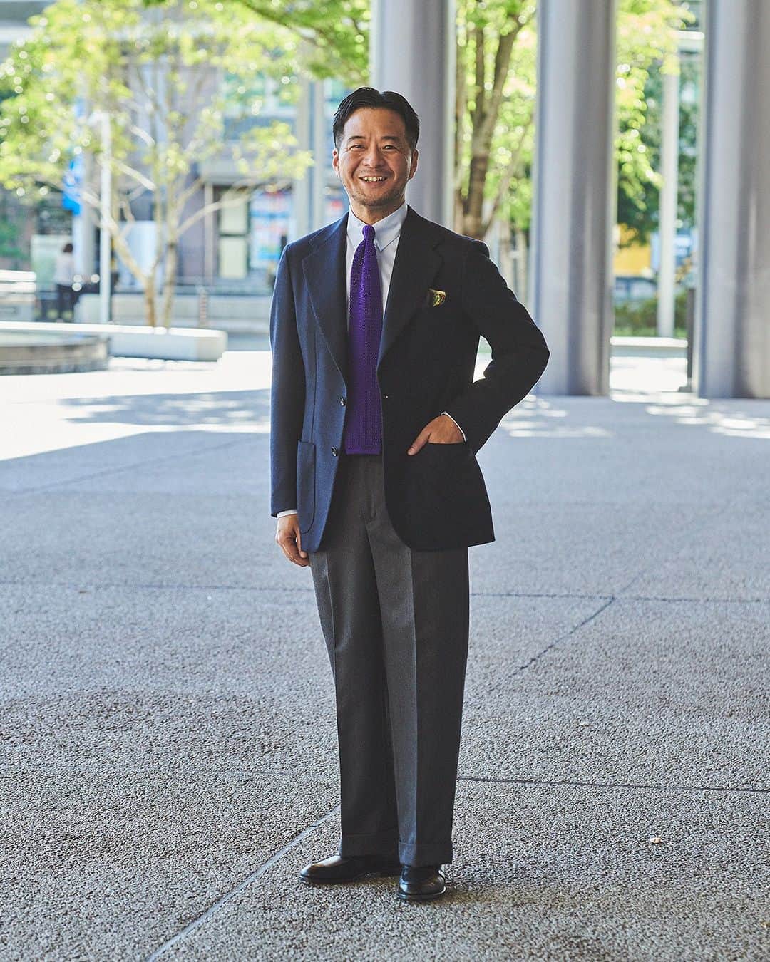 のインスタグラム：「Road to MR_BEAMS 2023AW ショップスタッフ選手権 MR_BEAMSへの道  前号、MR_BEAMS Vol.7にて人気だった本企画。登場しきれなかったショップスタッフも含め、日本全国のショップスタッフ38名の秋冬スタイルを公開。「このスタッフこそMR_BEAMSだ」「おしゃれだな」と思うスタッフに「いいね」でのリアクションをお願いします。  37_藤本 謹也 ビームス 熊本  発色に一目惚れしたパープルのニットタイをネイビージャケットとグレ－スラックスで合わせました。全体のシルエットやディテ－ルが実は普通とはちょっと違う、、と思い込んでいる自己満足コーディネ－トです。  Jacket CARUSO Shirt BEAMS F Tie ATTO VANNUCCI Pants BERNARD ZINS Shoes GEORGE CLEVERLEY Cheif PIERRE LOUIS MASCIA」