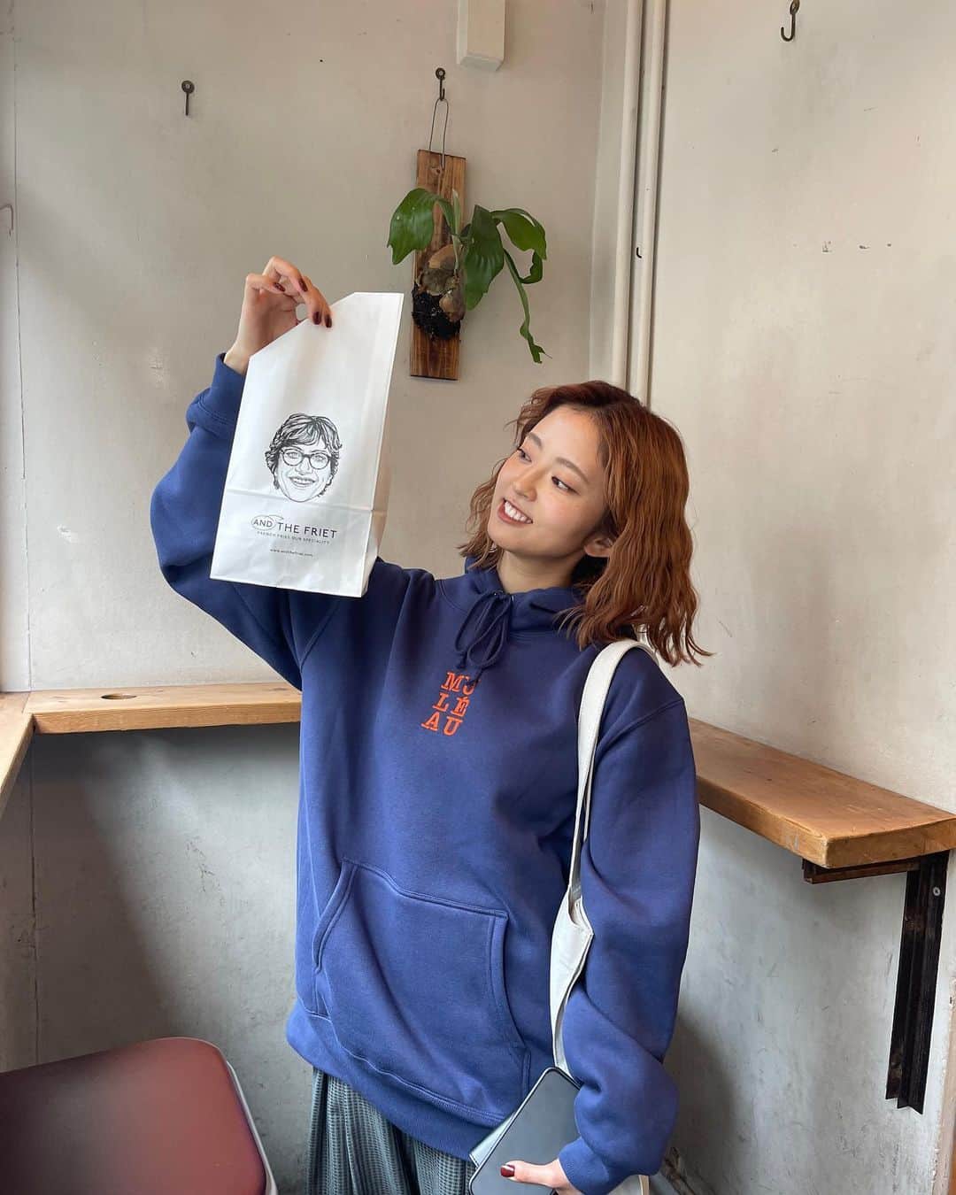 鈴本美愉のインスタグラム：「@muleau_official  インスタライブありがとうございましたー！ POPUP STOREまであと1週間✨  今回のPOPUP限定アイテム1つ目はMuléauロゴフーディ/Navyです❤️‍🔥  フロントにMuléauロゴが刺繍された裏起毛のあったかフーディ☃️  ユニセックスサイズでメンズの方も着られるサイズ感です！ オンラインストアでの販売は無いのでぜひ店頭でゲットしてね🫶」