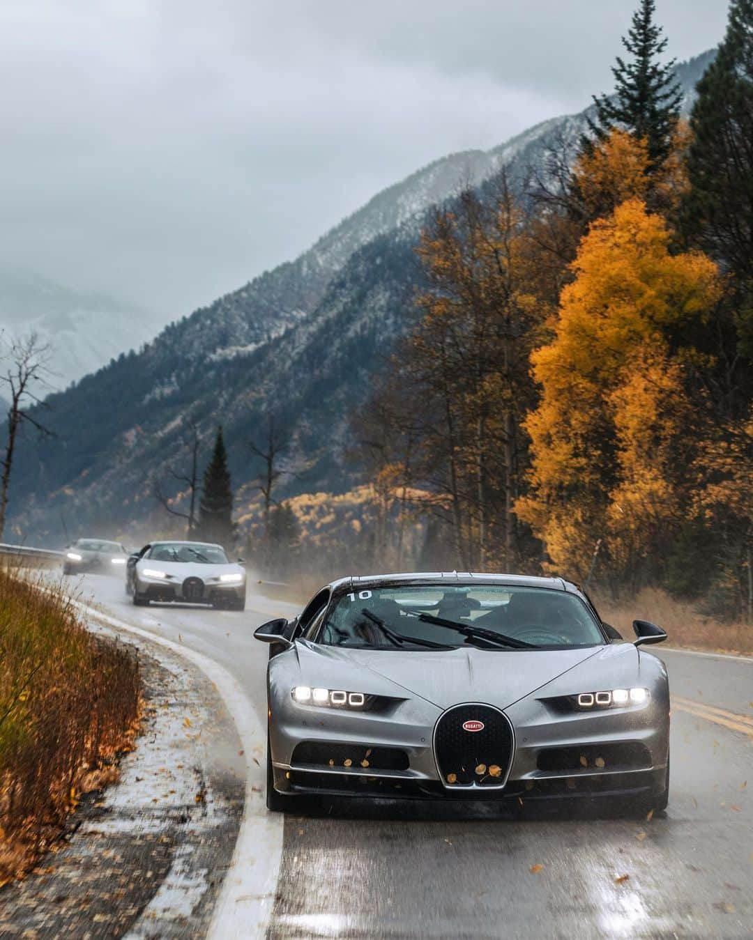 ブガッティさんのインスタグラム写真 - (ブガッティInstagram)「A magical BUGATTI experience that @Craig_Jackson427 will never forget.  Having recently taken delivery of his gorgeously personalised CHIRON, Craig chose to debut his new car at this year’s BUGATTI Grand Tour America.  With a duo exterior split of Nocturne and Argent, offset by Black Carbon across the lower body, Craig’s vision for his CHIRON fuses an aesthetic that is classically timeless yet compellingly contemporary. The careful use of Aluminium and Polished Aluminium – from the horse shoe and signature line through to the wheels and rear EB logo – complete a design immersed in elegance.  Crisscrossing the stunning American West, from Utah to Colorado, Craig got to experience the power of the brand, its community and the unique driving and comfort properties of his new CHIRON.   #BUGATTI #BUGATTIGrandTour #CHIRON – WLTP: bugatti.link/consumption」10月26日 21時13分 - bugatti